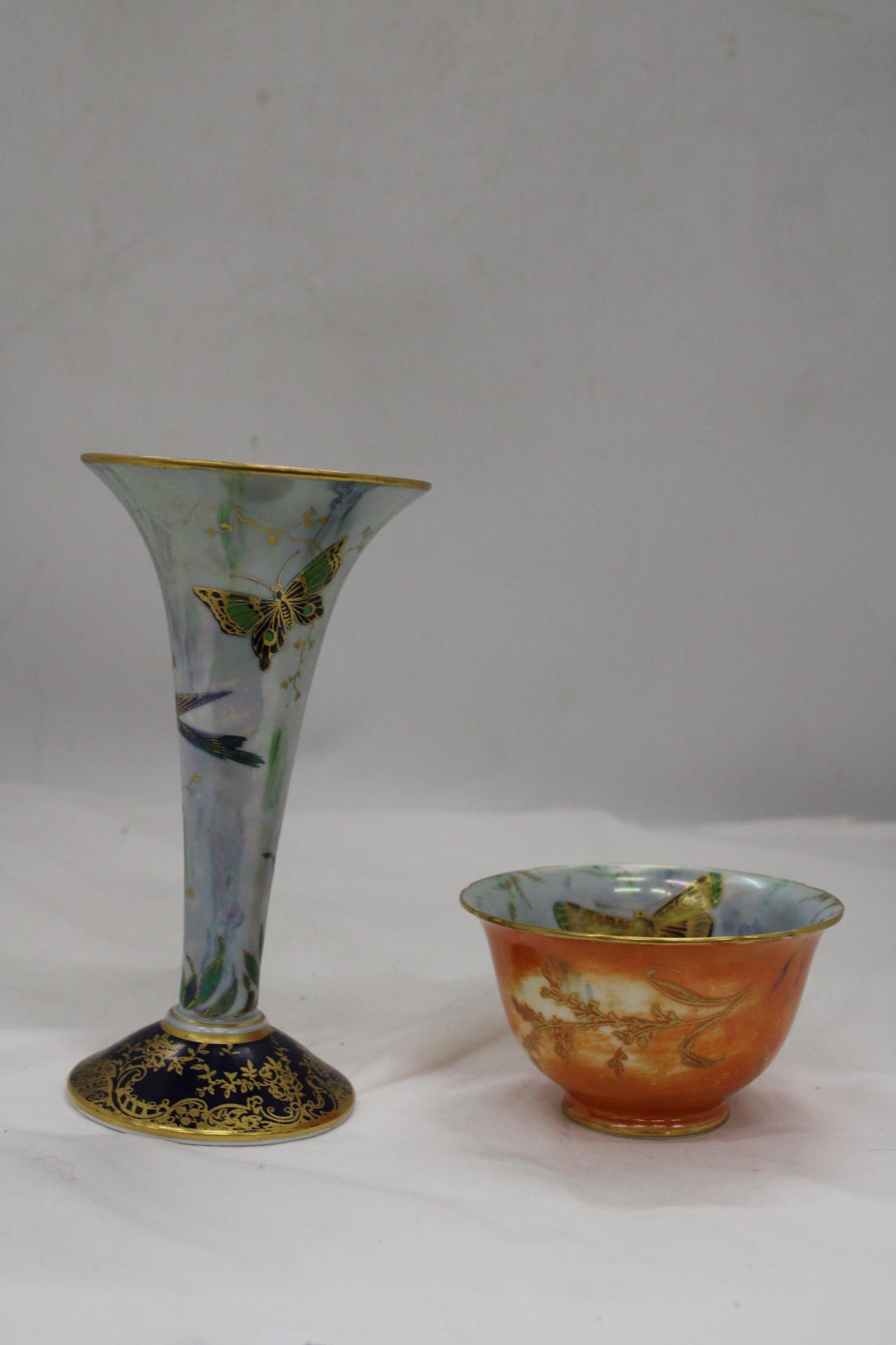 TWO PIECES OF VINTAGE AYNSLEY LUSTREWARE WITH BUTTERFLY DESIGN, TO INCLUDE A VASE, HEIGHT 18CM AND A - Image 2 of 6