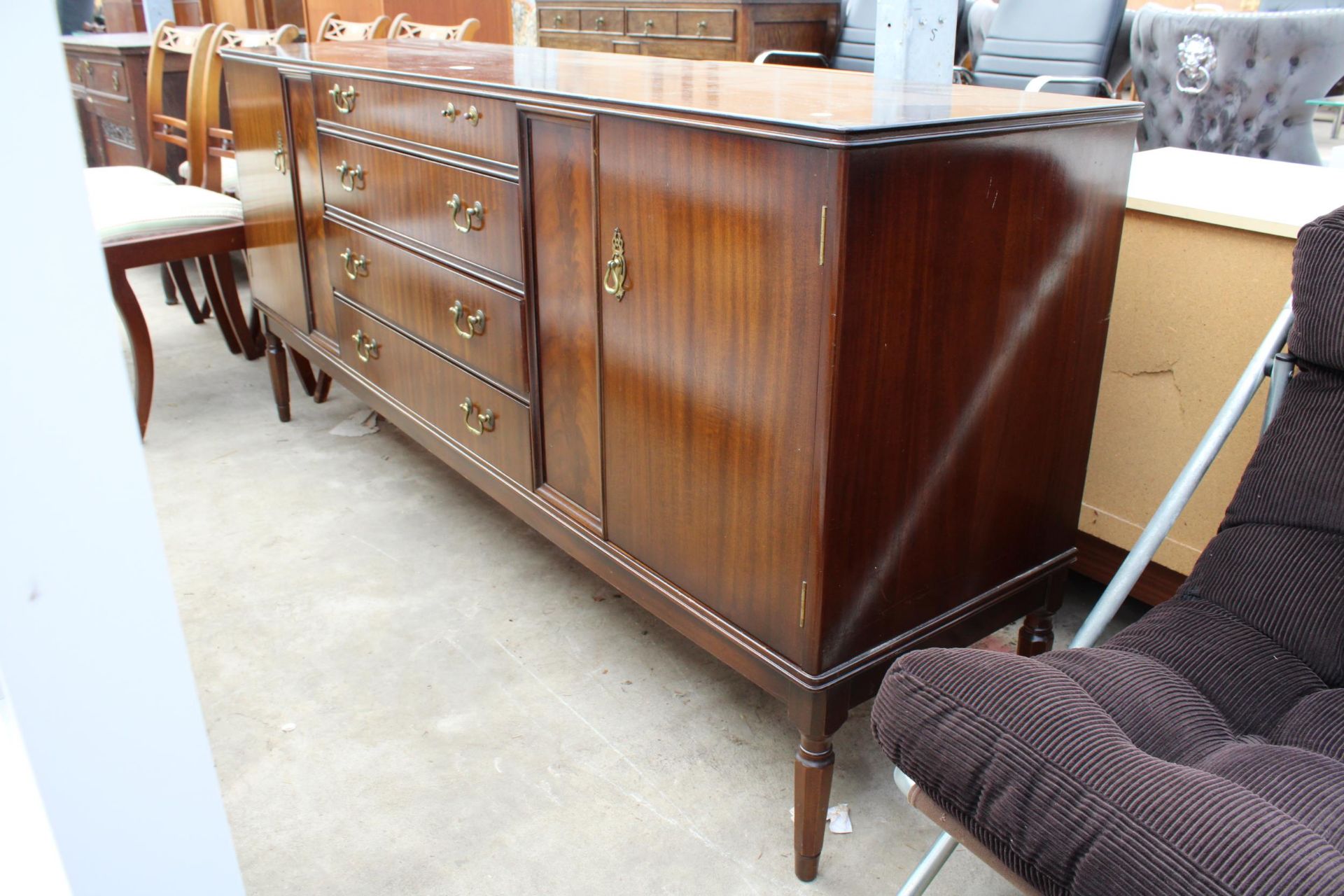 A MAHOGANY STRONGBOW FURNITURE SIDEBOARD ENCLOSING FOUR DRAWERS AND TWO CUPBOARDS, 72" WIDE - Bild 2 aus 4