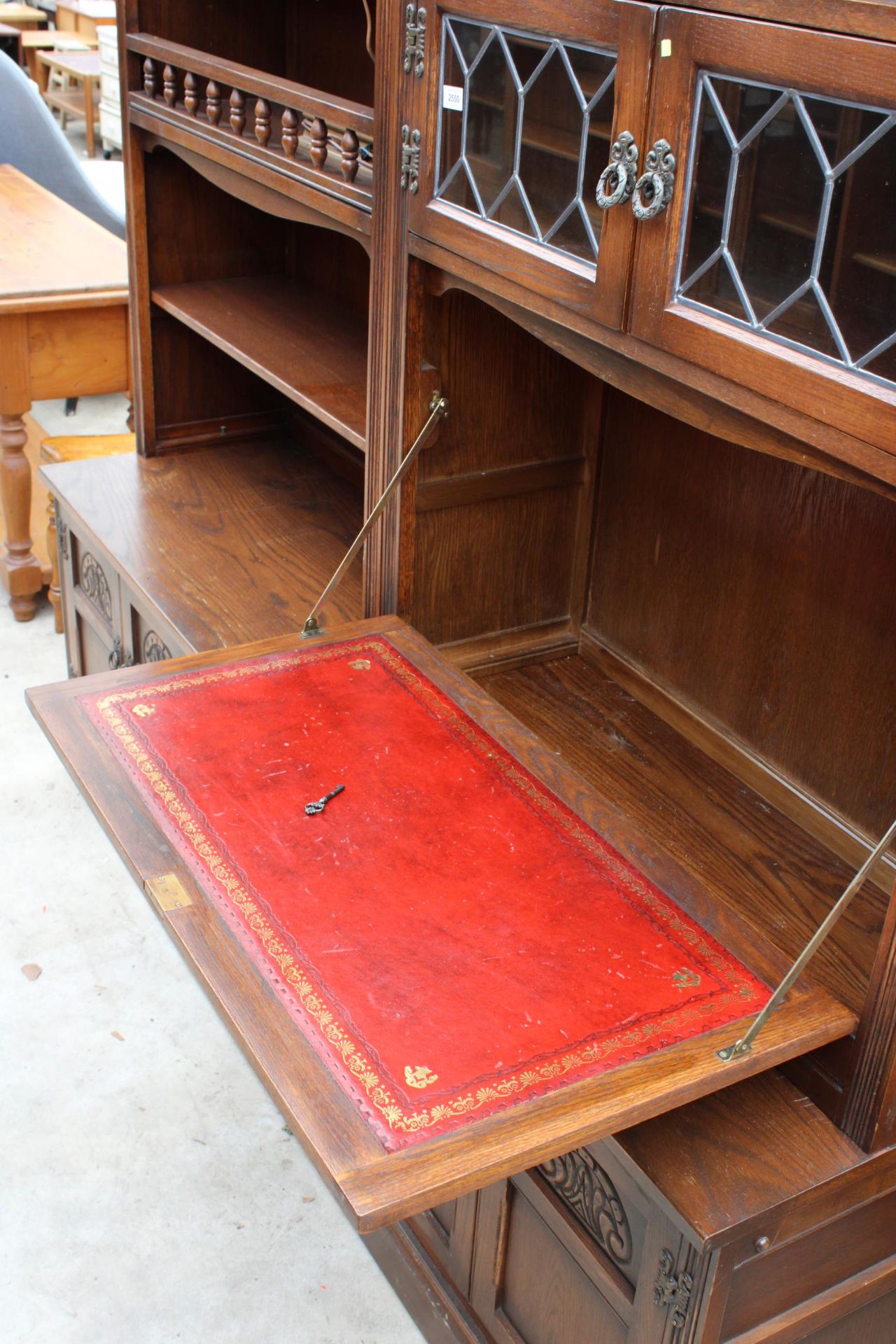 AN OAK OLD CHARM LOUNGE UNIT WITH GLAZED AND LEADED LINEN FOLD DOORS WITH CUPBOARDS AND DRAWERS TO - Bild 4 aus 4