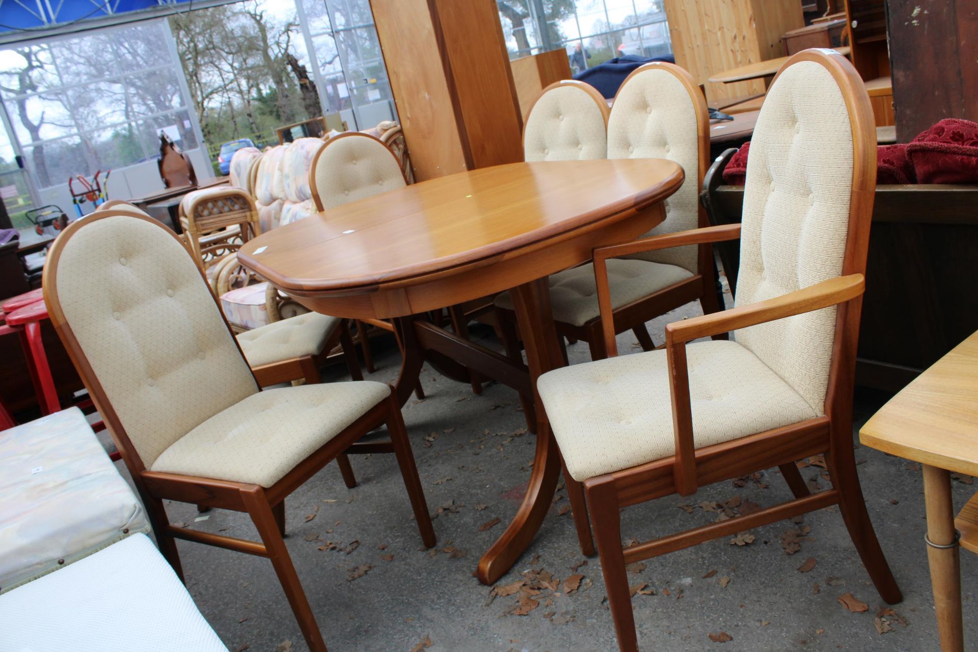 A RETRO TEAK SUTCLIFFE FURNITURE EXTENDING DINING TABLE, 56" X 40" (LEAF 21") AND SIX CHAIRS, TWO - Bild 3 aus 7