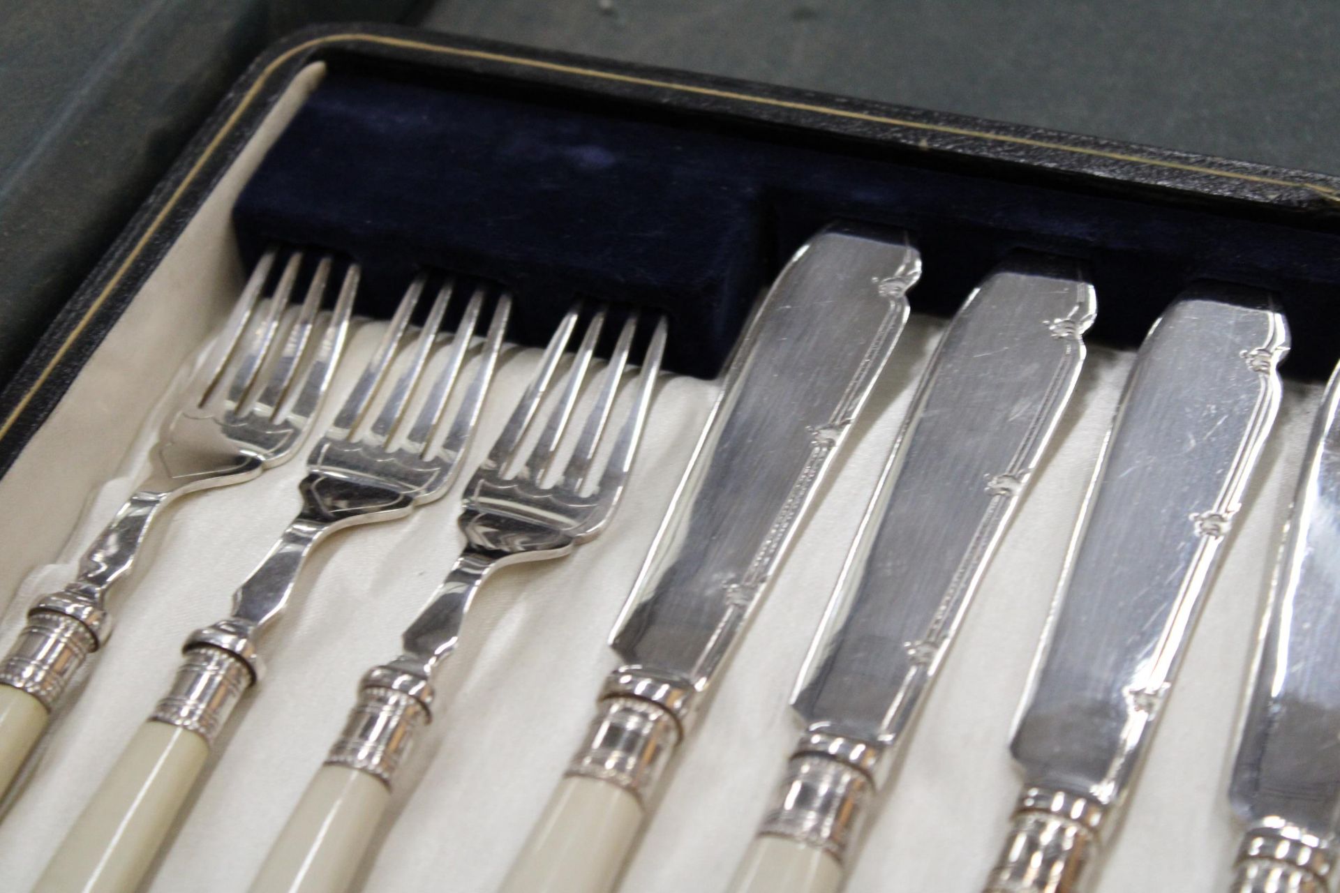 A CASED FISH KNIFE AND FORK SET - Image 6 of 6