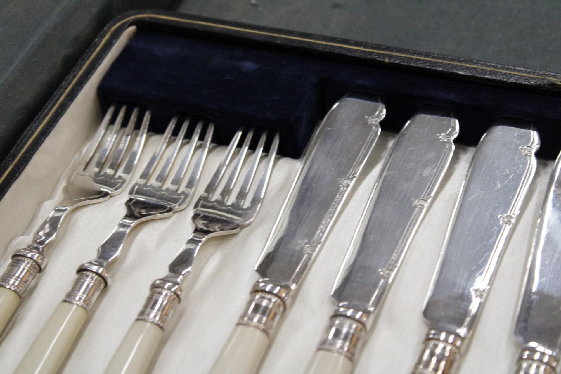 A CASED FISH KNIFE AND FORK SET - Bild 6 aus 6