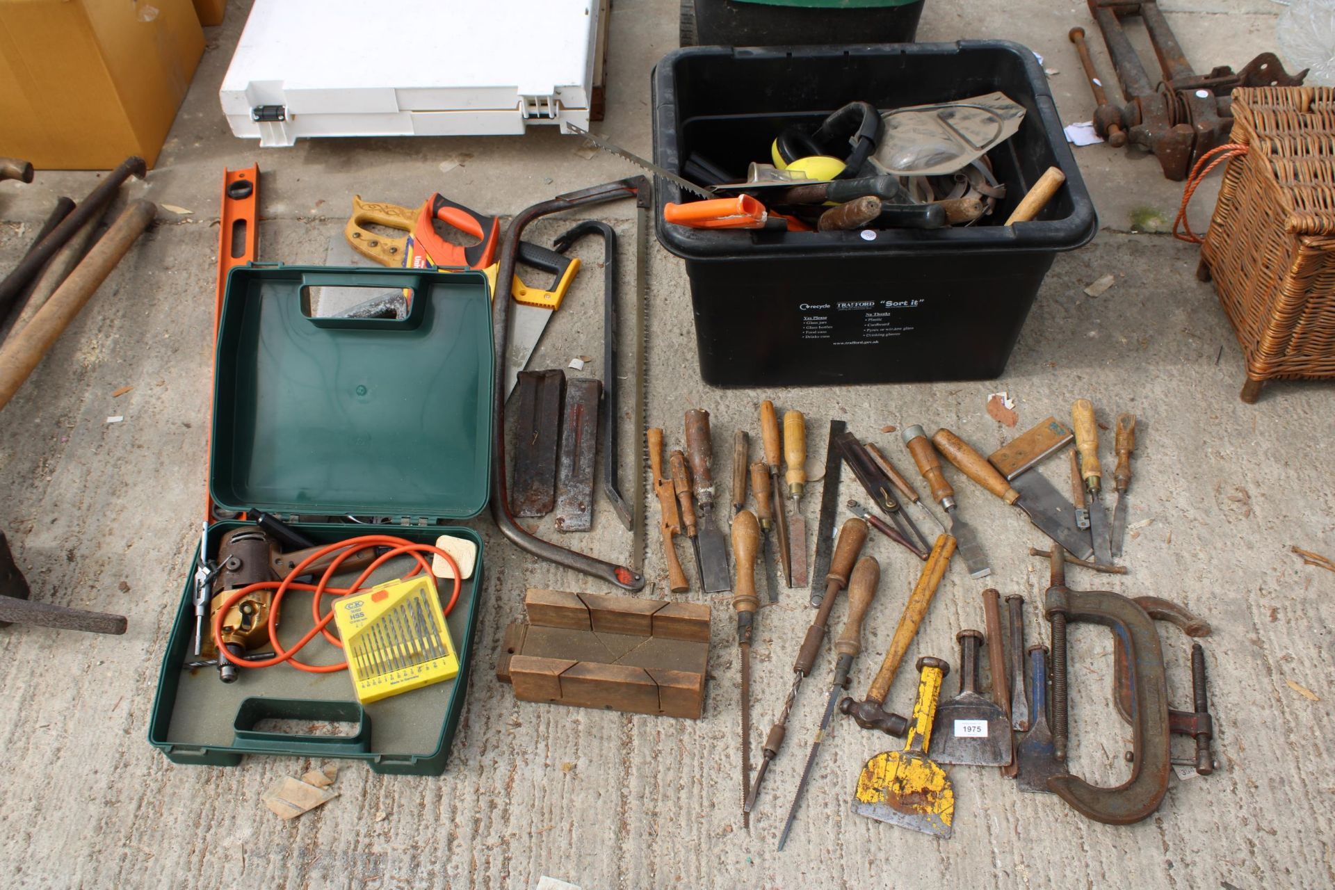 AN ASSORTMENT OF TOOLS TO INCLUDE G CLAMPS, CHISELS AND SAWS ETC