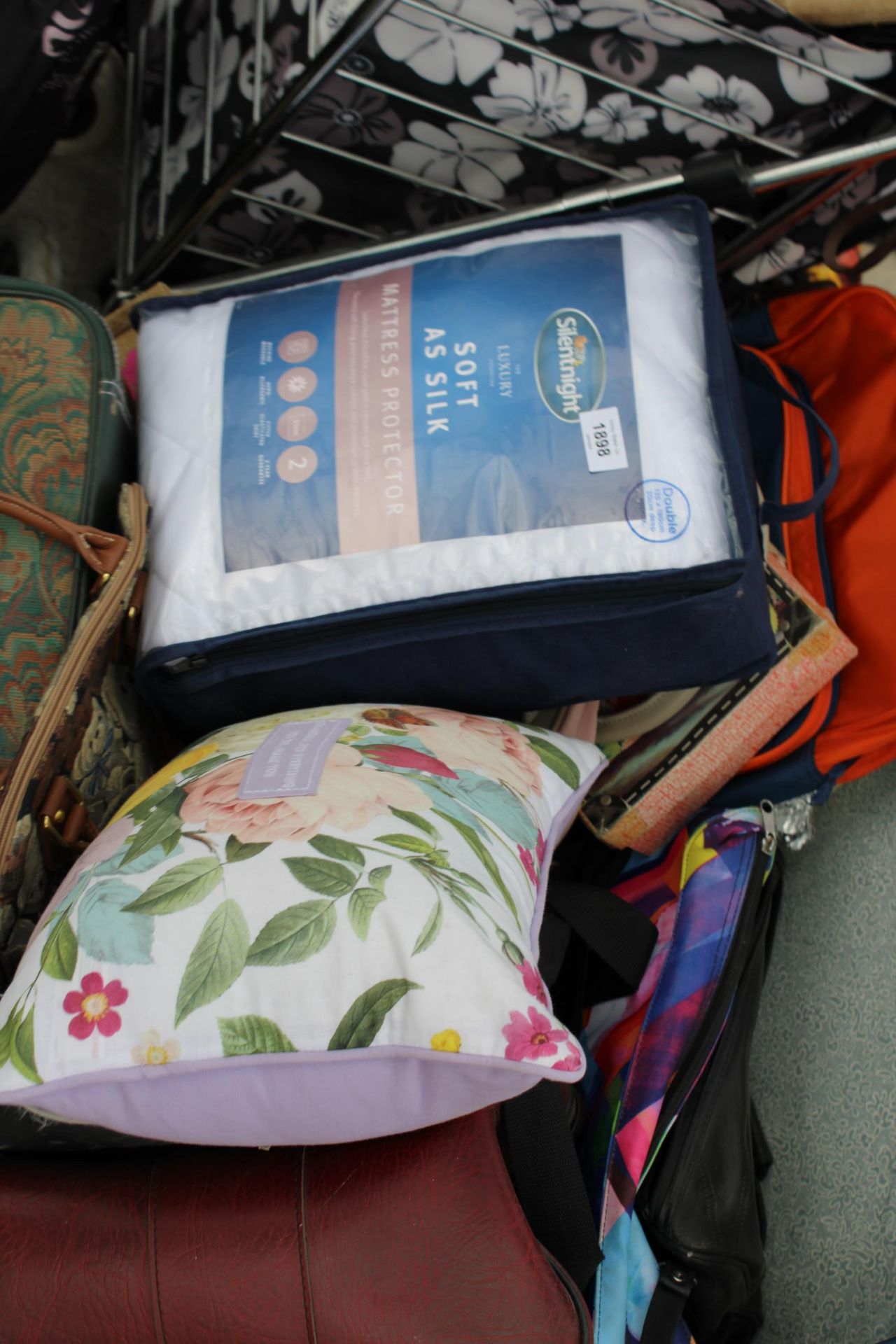 A LARGE ASSORTMENT OF ITEMS TO INCLUDE WALKING STICKS, BEDDING AND BAGS ETC - Image 4 of 6