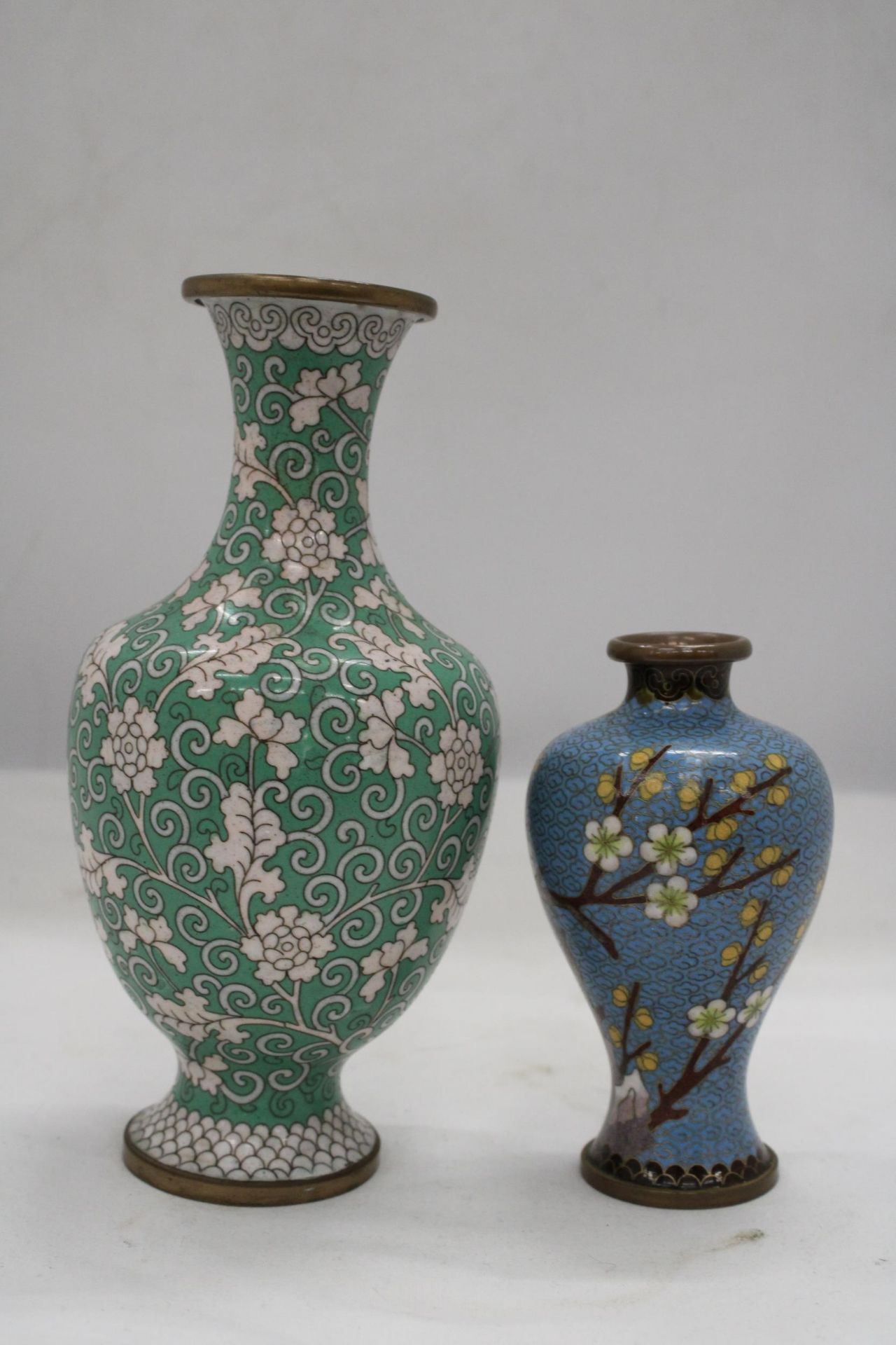 TWO ORIENTAL STYLE CLOISONNE VASES, HEIGHTS 21CM AND 13CM - Image 3 of 5