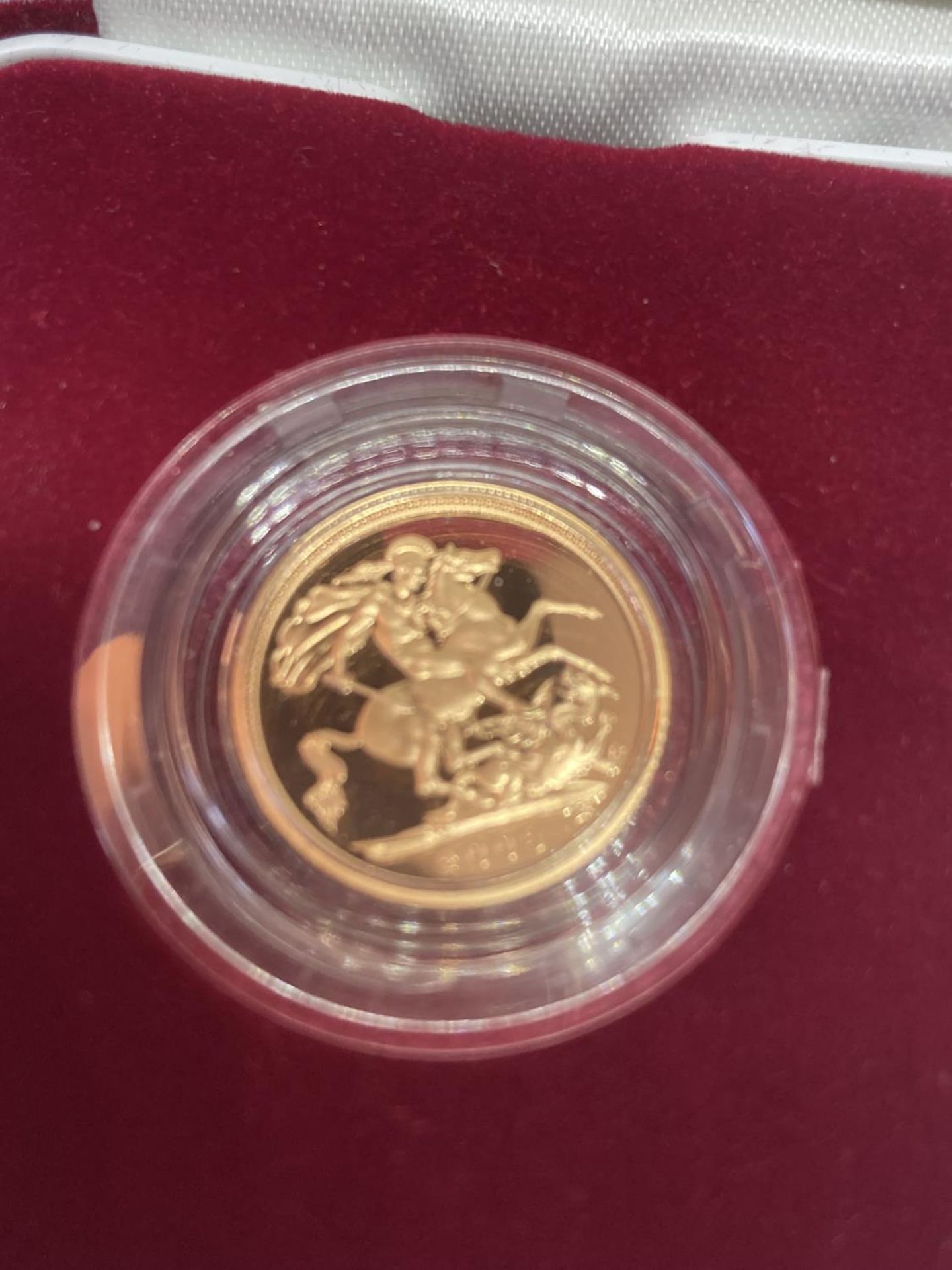 A 2003 GOLD PROOF HALF SOVEREIGN NO 03411 OF 10,000 IN A PRESENTATION BOX WITH CERTIFICATE OF - Bild 2 aus 5