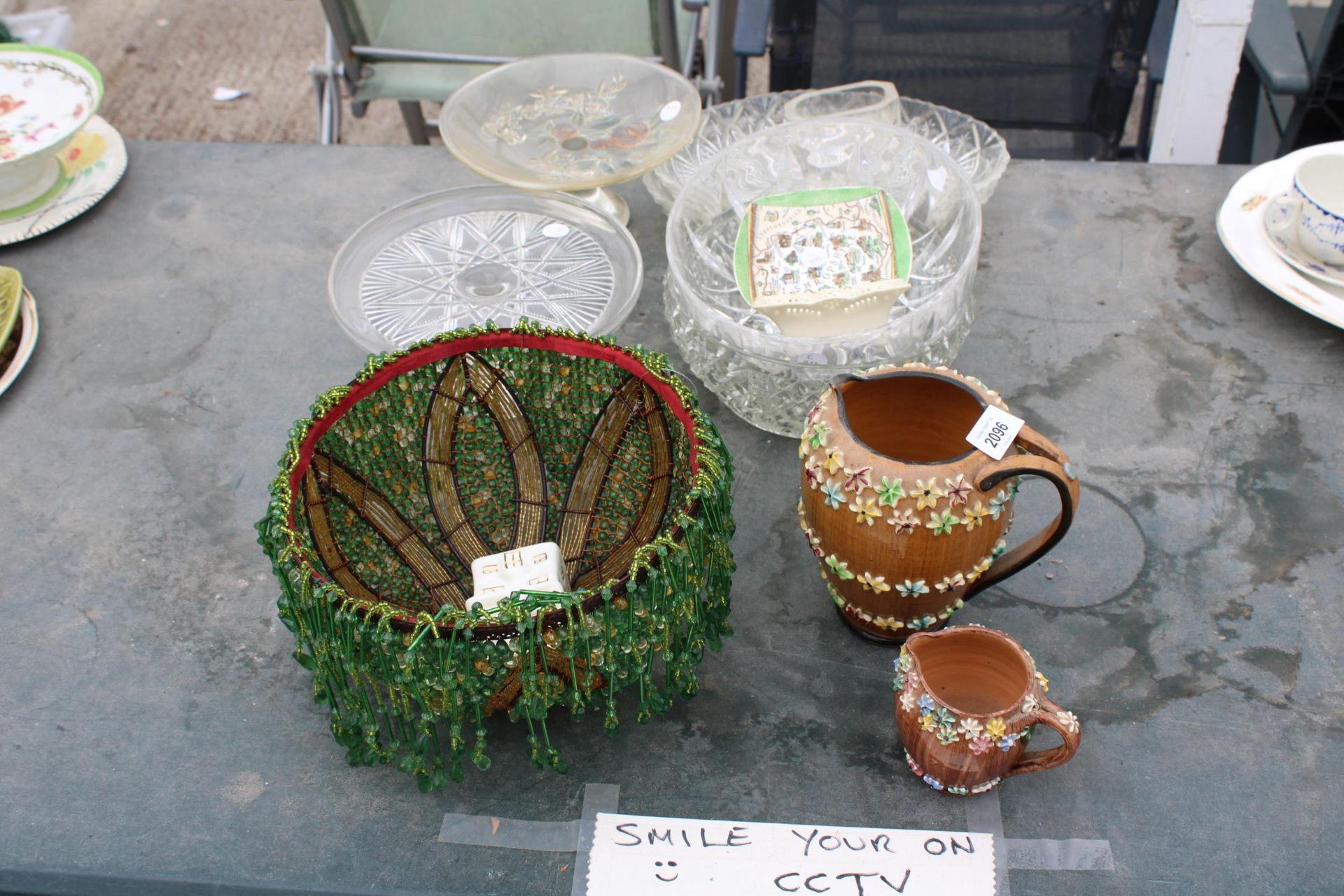 AN ASSORTMENT OF ITEMS TO INCLUDE A LIGHT SHADE, GLASS BOWLS AND CERAMIC JUGS ETC