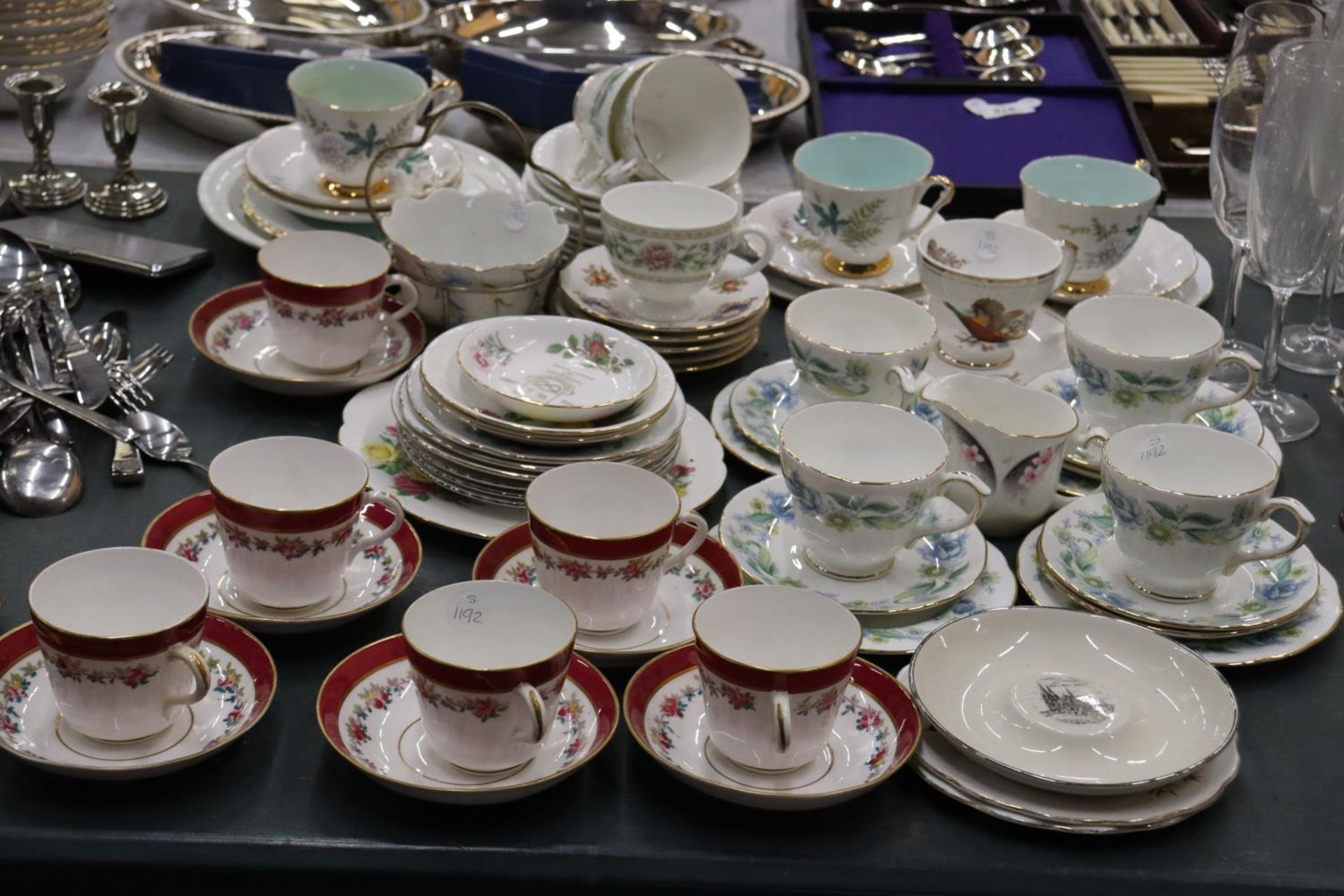 A QUANTITY OF TEACUPS AND SAUCERS TO INCLUDE QUEEN ANNE "LOUISE", DUCHESS "RHAPSODY", WEDGWOOD,