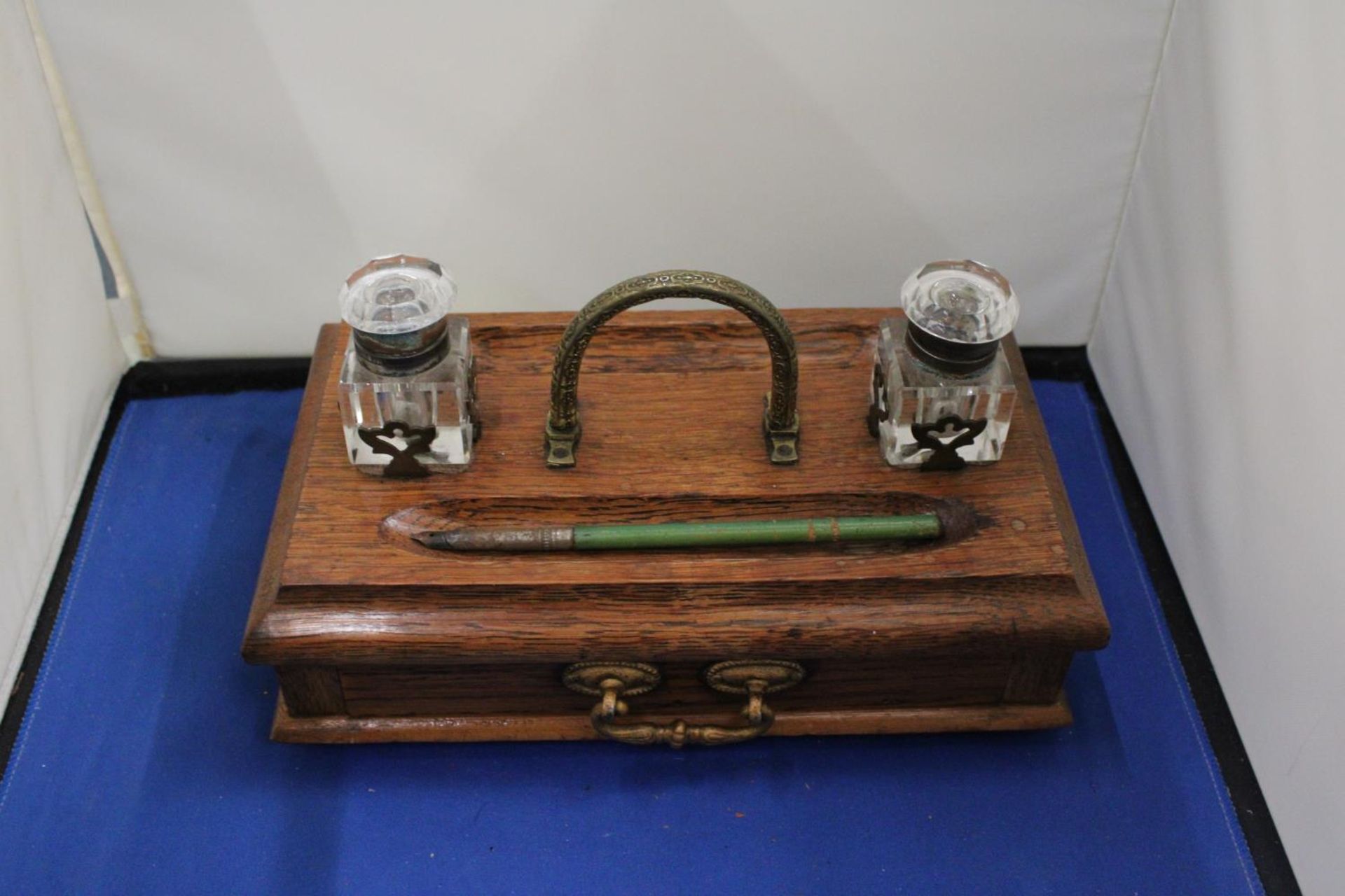 AN OAK INK WELL DESK SET WITH TWO GLASS BOTTLES, PEN AND DRAWER - Image 2 of 3