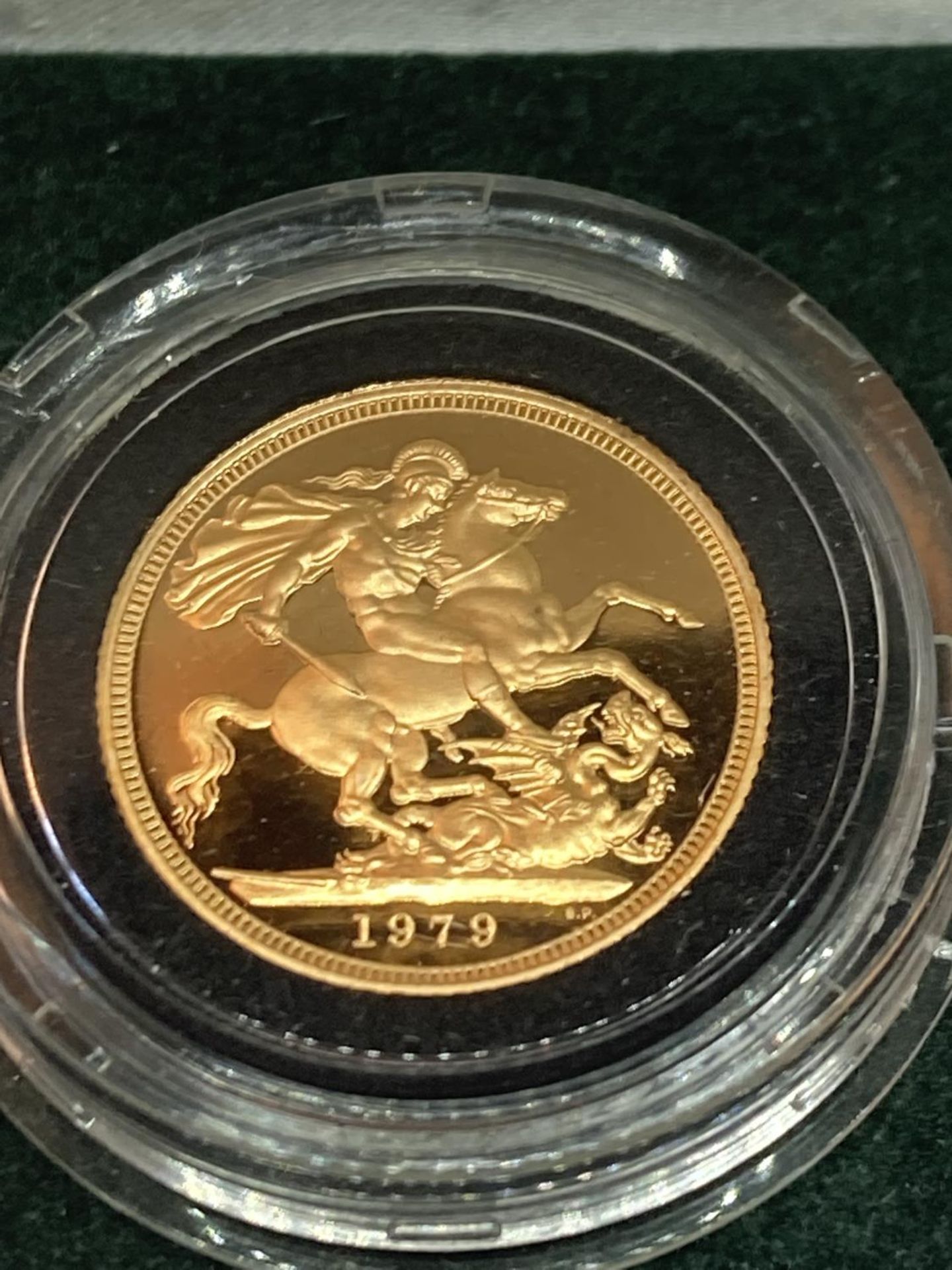A 1979 GOLD SOVEREIGN QUEEN ELIZABETH II IN A PRESENTATION BOX - Image 2 of 5