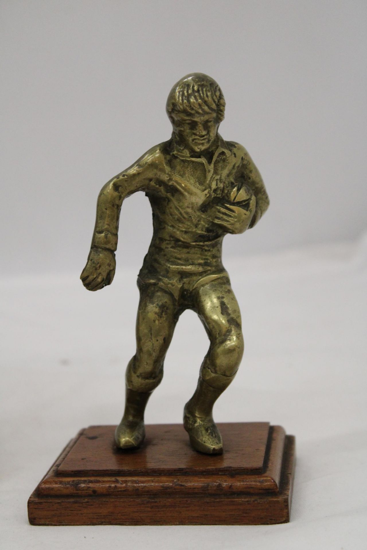 THREE BRASS ITEMS TO INCLUDE A HEAVY PAPERWEIGHT, CLOWN AND RUGBY PLAYER - Image 5 of 7