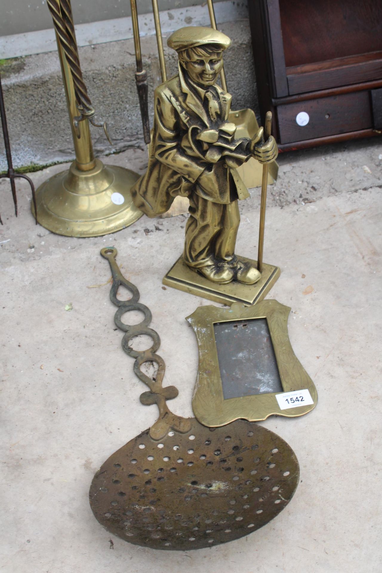 AN ASSORTMENT OF BRASS ITEMS TO INCLUDE A COMPANION SET, A PICTURE FRAME AND A DOR STOP ETC - Image 2 of 3