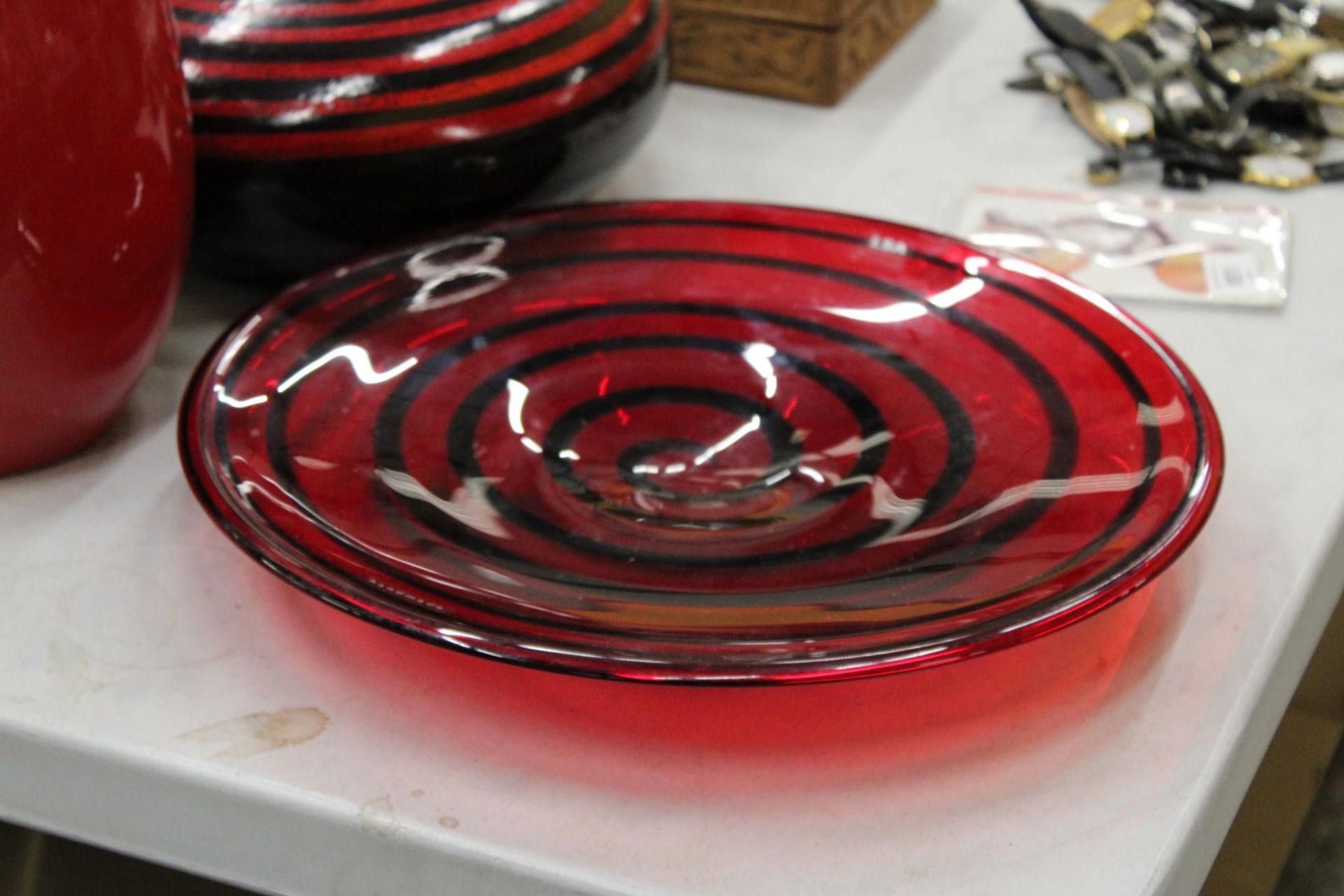 A STRIKING RED AND BLACK STRIPED VASE, RED AND BLACK LARGE GLASS DISH AND A LARGE RED VASE - Image 3 of 5