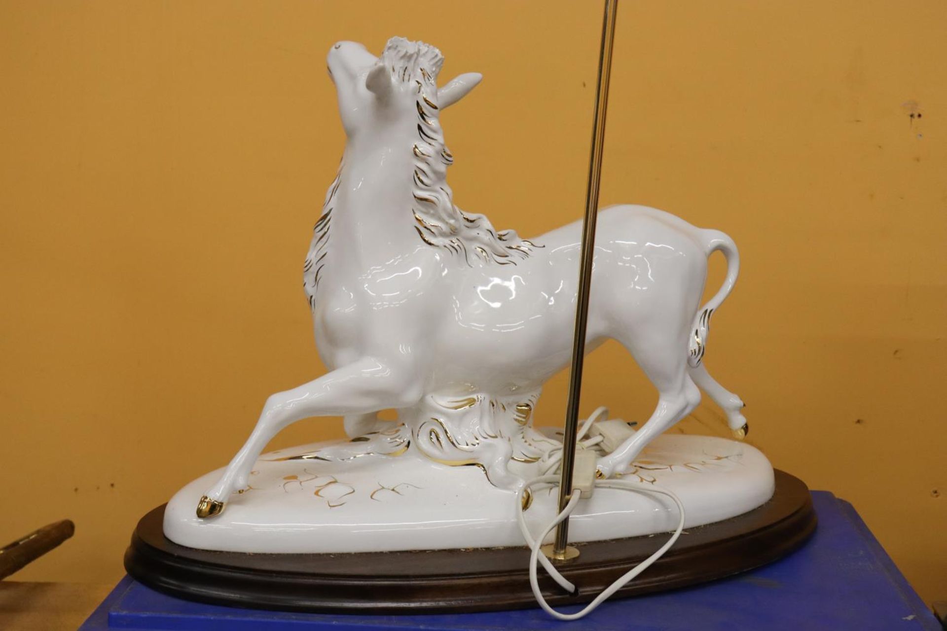 A LARGE CERAMIC WHITE AND GILT BULL TABLE LAMP - Image 4 of 5