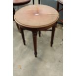 A VICTORIAN MAHOGANY 25" DIAMETER CENTRE TABLE ON TURNED LEGS AND STRETCHERS