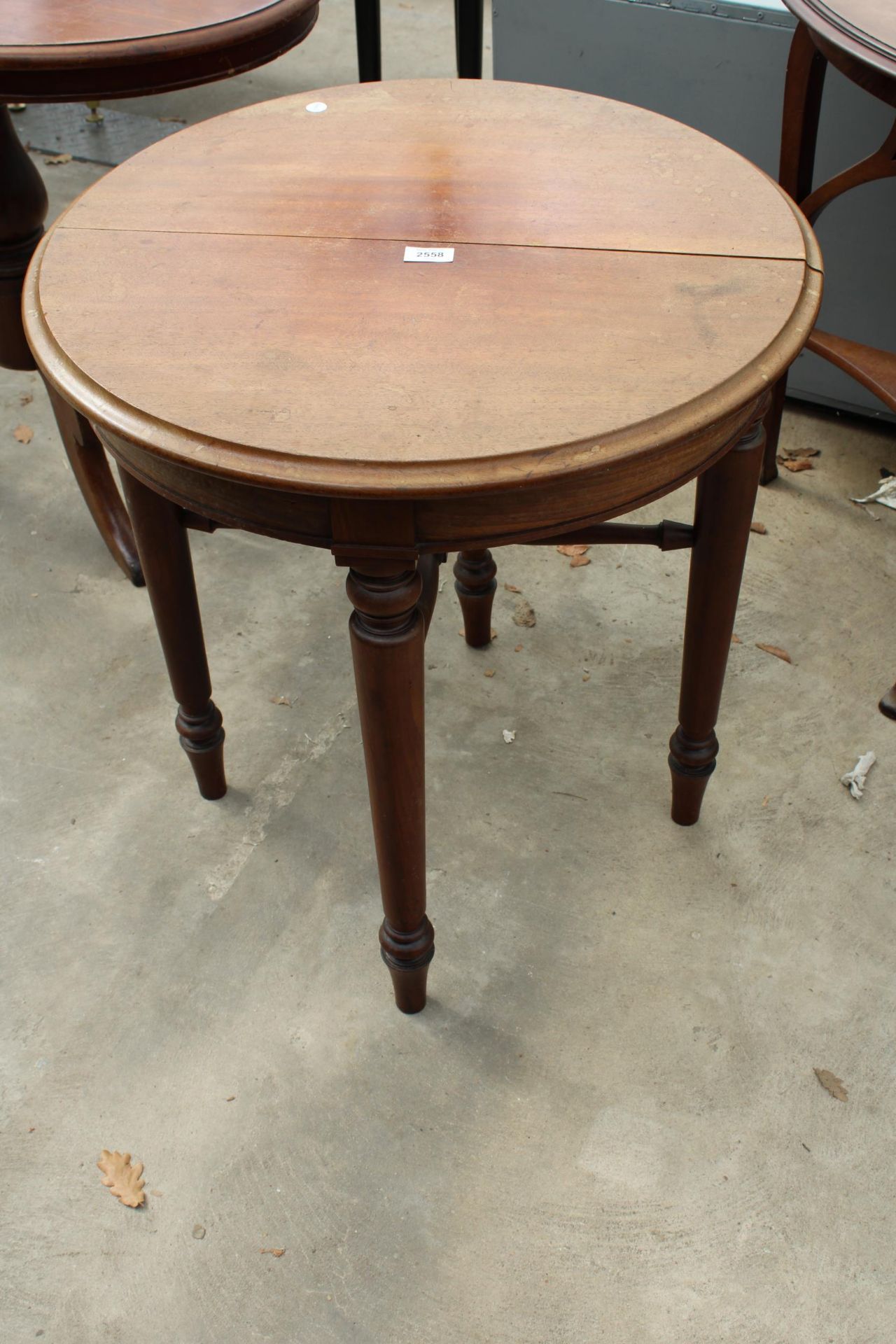 A VICTORIAN MAHOGANY 25" DIAMETER CENTRE TABLE ON TURNED LEGS AND STRETCHERS