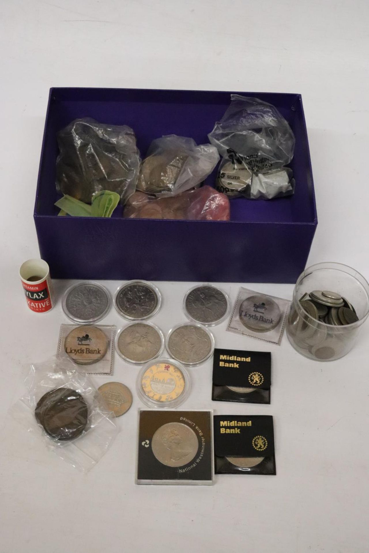A BOX OF MIXED UK COINAGE QV – QE11, INCLUDES COINS FROM 1/4D TO 2/6D PLUS 4 UNIDENTIFIED LARGE