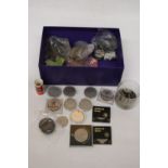 A BOX OF MIXED UK COINAGE QV – QE11, INCLUDES COINS FROM 1/4D TO 2/6D PLUS 4 UNIDENTIFIED LARGE