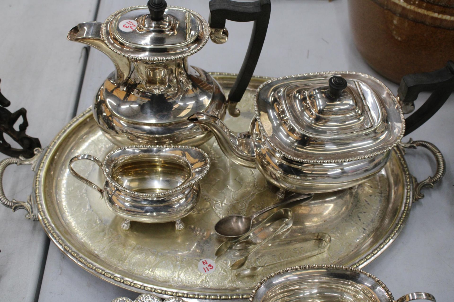 A QUANTITY OF SILVER PLATED ITEMS TO INCLUDE A TRAY, TEAPOT, COFFEE POT, CREAM JUG, SUGAR BOWL, - Bild 5 aus 6