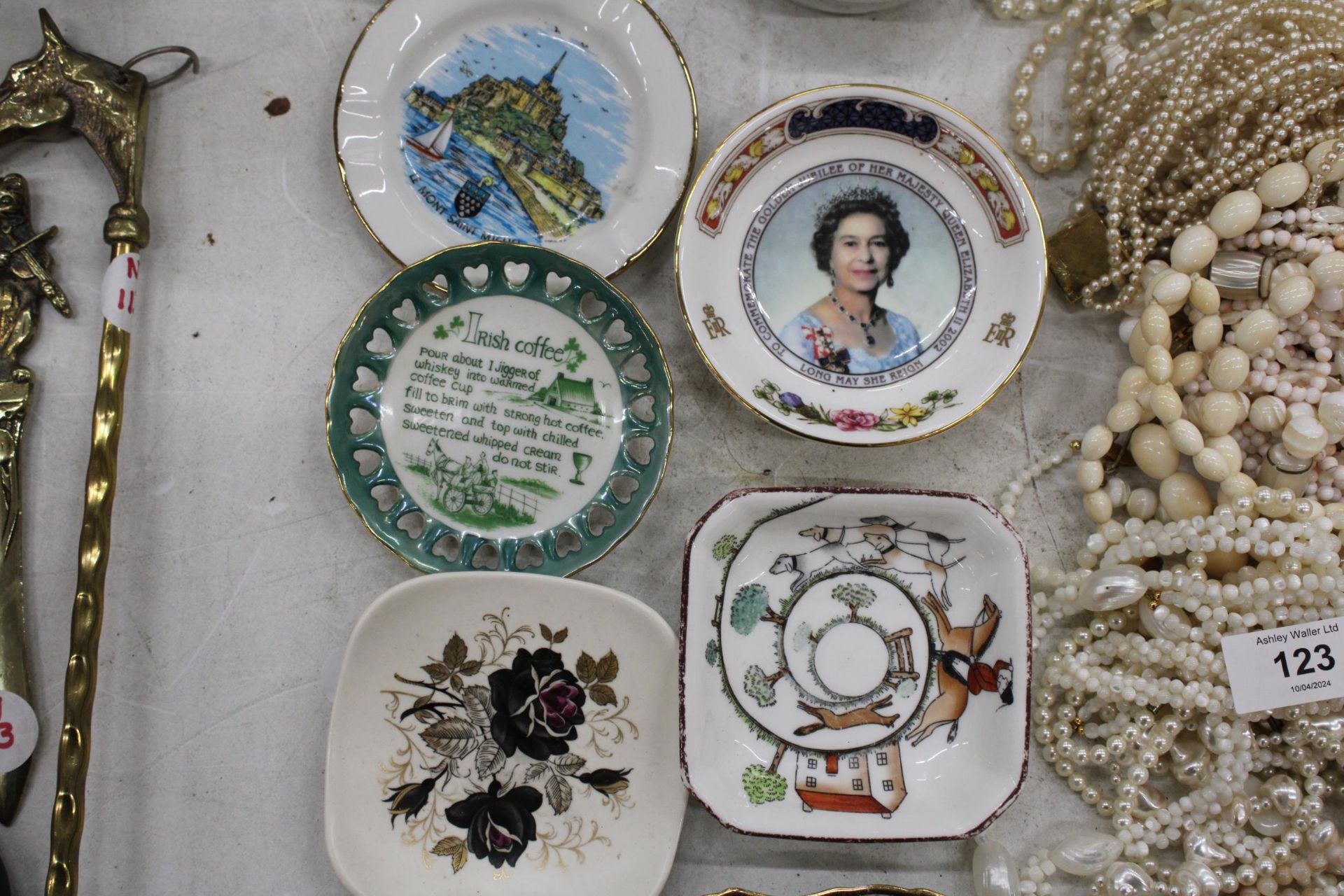 A QUANTITY OF CERAMIC AND CHINA PIN TRAYS TO INCLUDE ROYAL ALBERT 'OLD COUNTRY ROSES', ETC - Image 3 of 6