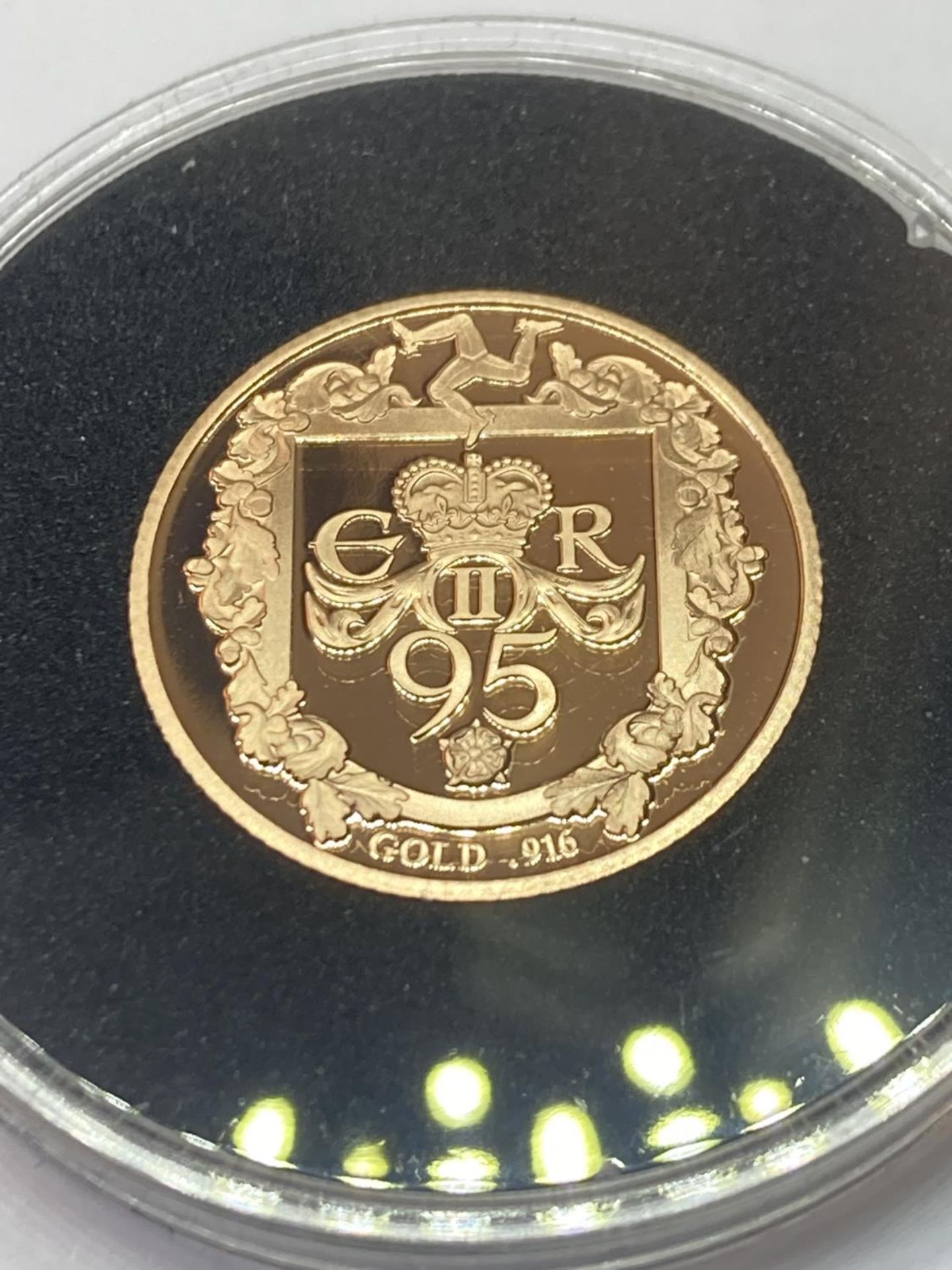 A 2021 QE2 95TH BIRTHDAY ISLE OF MAN GOLD PROOF SOVEREIGN LIMITED EDITION NUMBER 540 OF 995 - Image 2 of 4