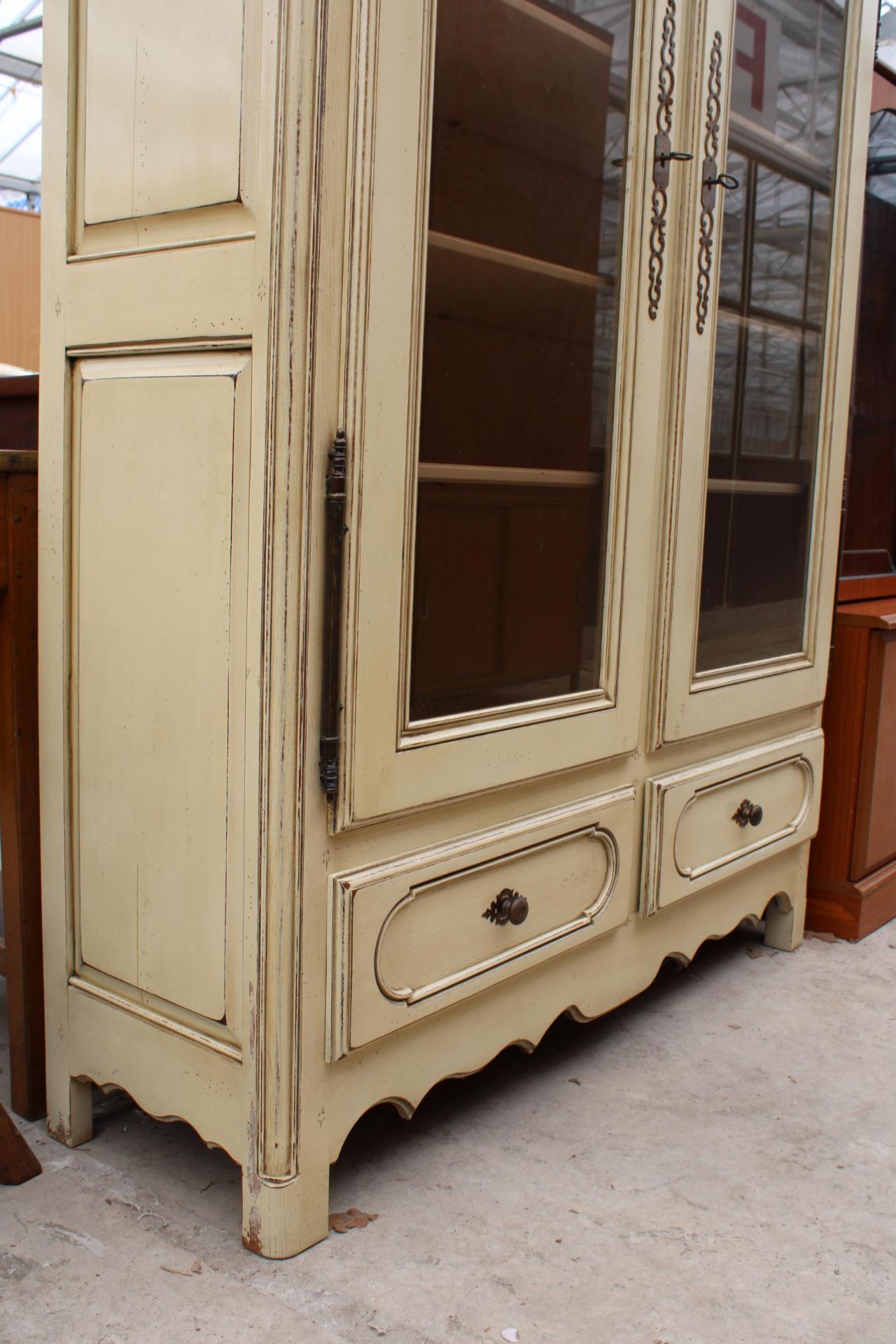 A MOEDERN WHITE PAINTED CONTINENTAL STYLE TWO DOOR GLAZED CABINET WITH TWO DRAWERS TO BASE 52" WIDE - Image 3 of 5