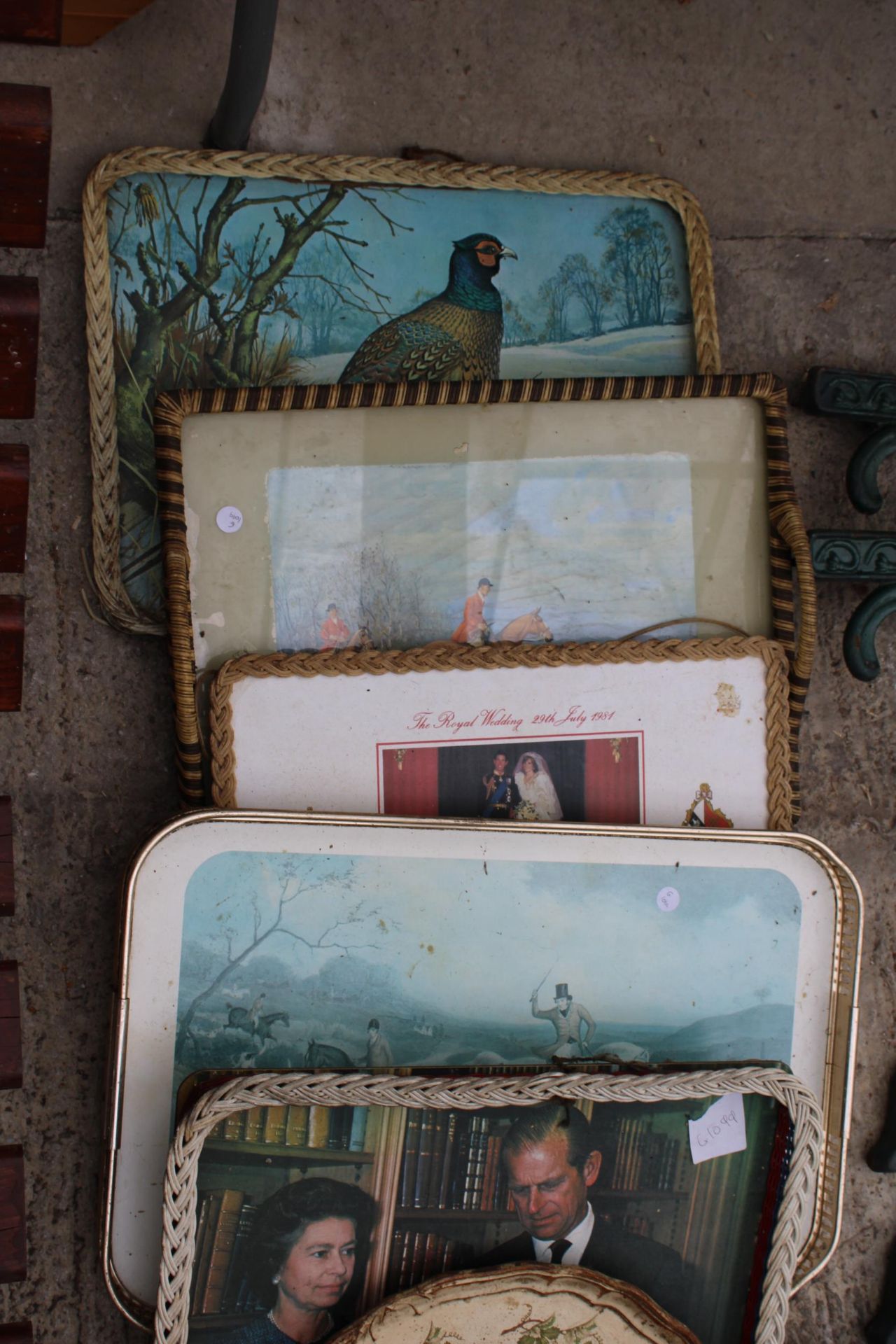 AN ASSORTMENT OF VARIOUS VINTAGE AND RETRO SERVING TRAYS - Image 3 of 3