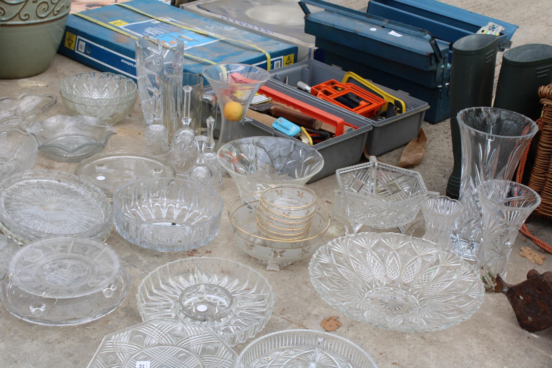 AN ASSORTMENT OF GLASS WARE TO INCLUDE BOWLS AND VASES ETC - Image 2 of 2