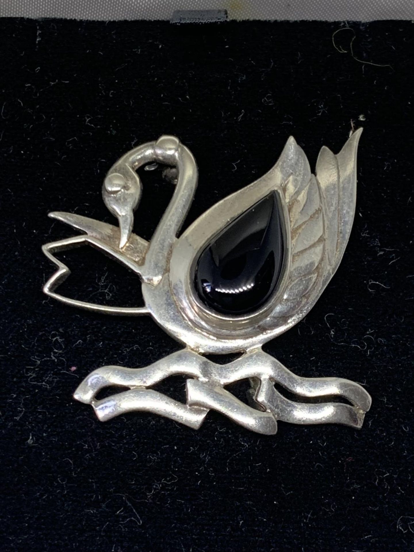 A SILVER SWAN BROOCH IN A PRESENTATION BOX - Bild 2 aus 2