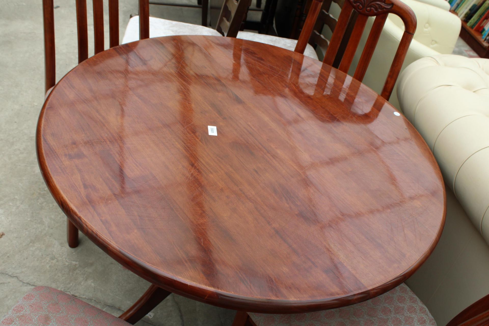 A MODERN POLISHED 42" DIAMETER DINING TABLE AND FOUR CHAIRS - Image 4 of 4