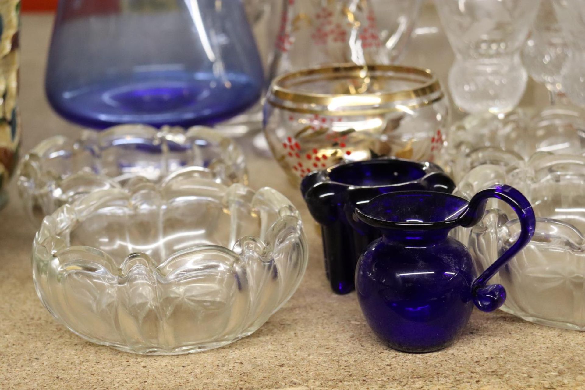 A QUANTITY OF GLASSWARE TO INCLUDE DRINKING GLASSES, BOWLS, JUGS, ETC., - Image 2 of 5