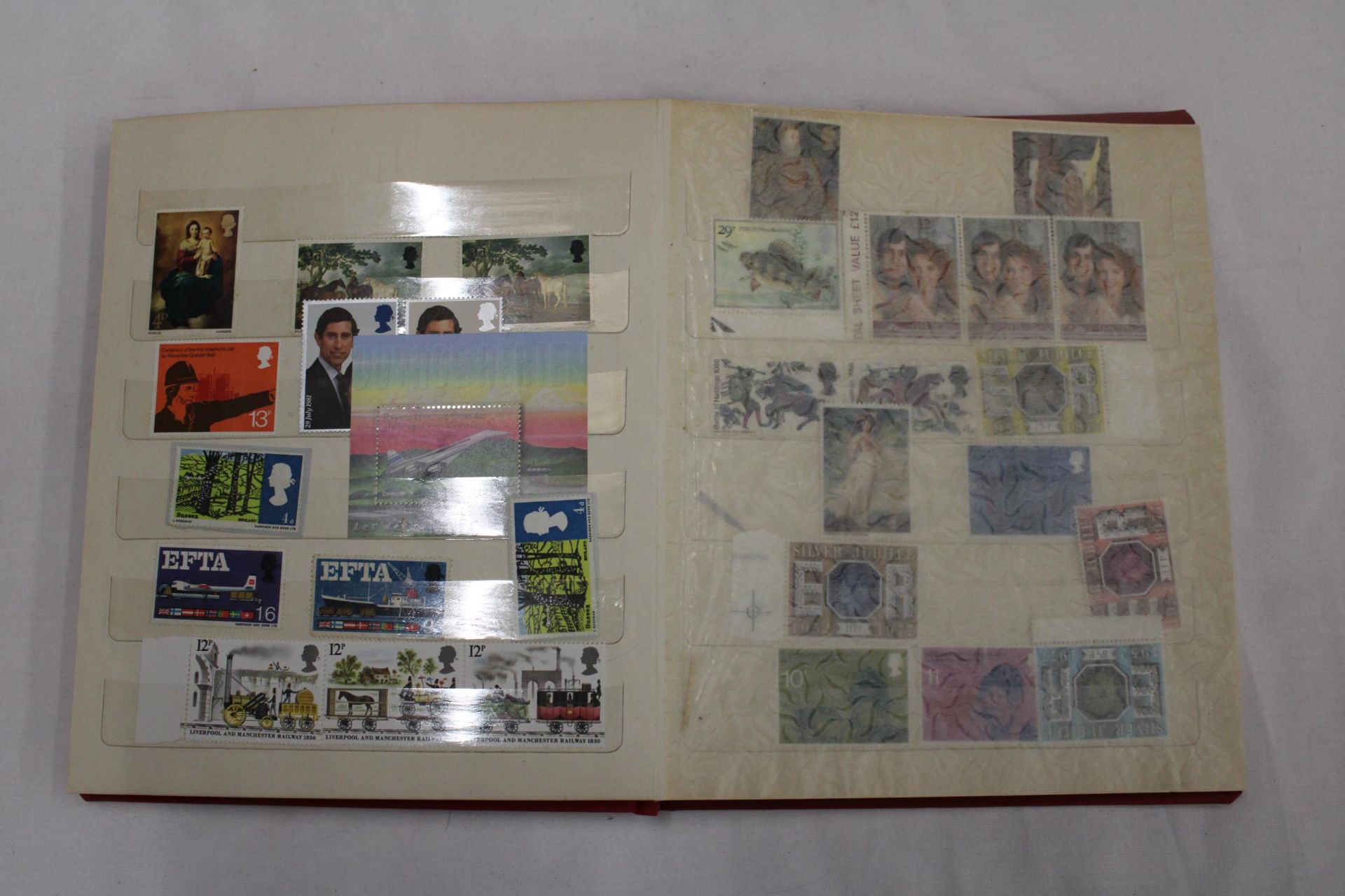 A STAMP ALBUM CONTAINING A VARIETY OF STAMPS TO INCLUDE SHIPS, AIRCRAFT, CHRISTMAS, EUROPEAN - Bild 4 aus 5