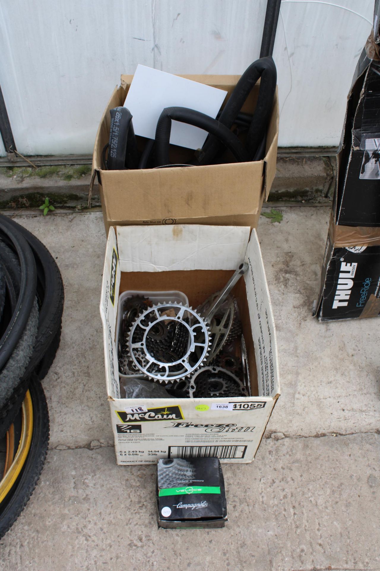 AN ASSORTMENT OF VARIOUS BIKE SPARES TO INCLUDE GEARS AND INNER TUBES ETC