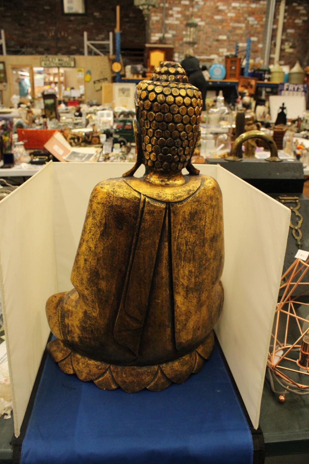 A LARGE GILDED MEDIATING BUDDAH FIGURE 24" TALL - Image 3 of 4