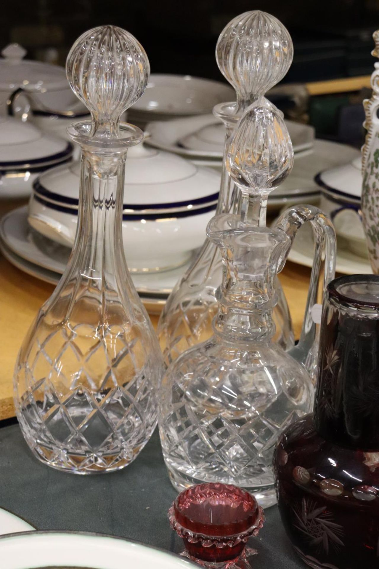 A QUANTITY OF GLASSWARE TO INCLUDE CRANBERRY GLASS, DECANTERS - Image 4 of 6