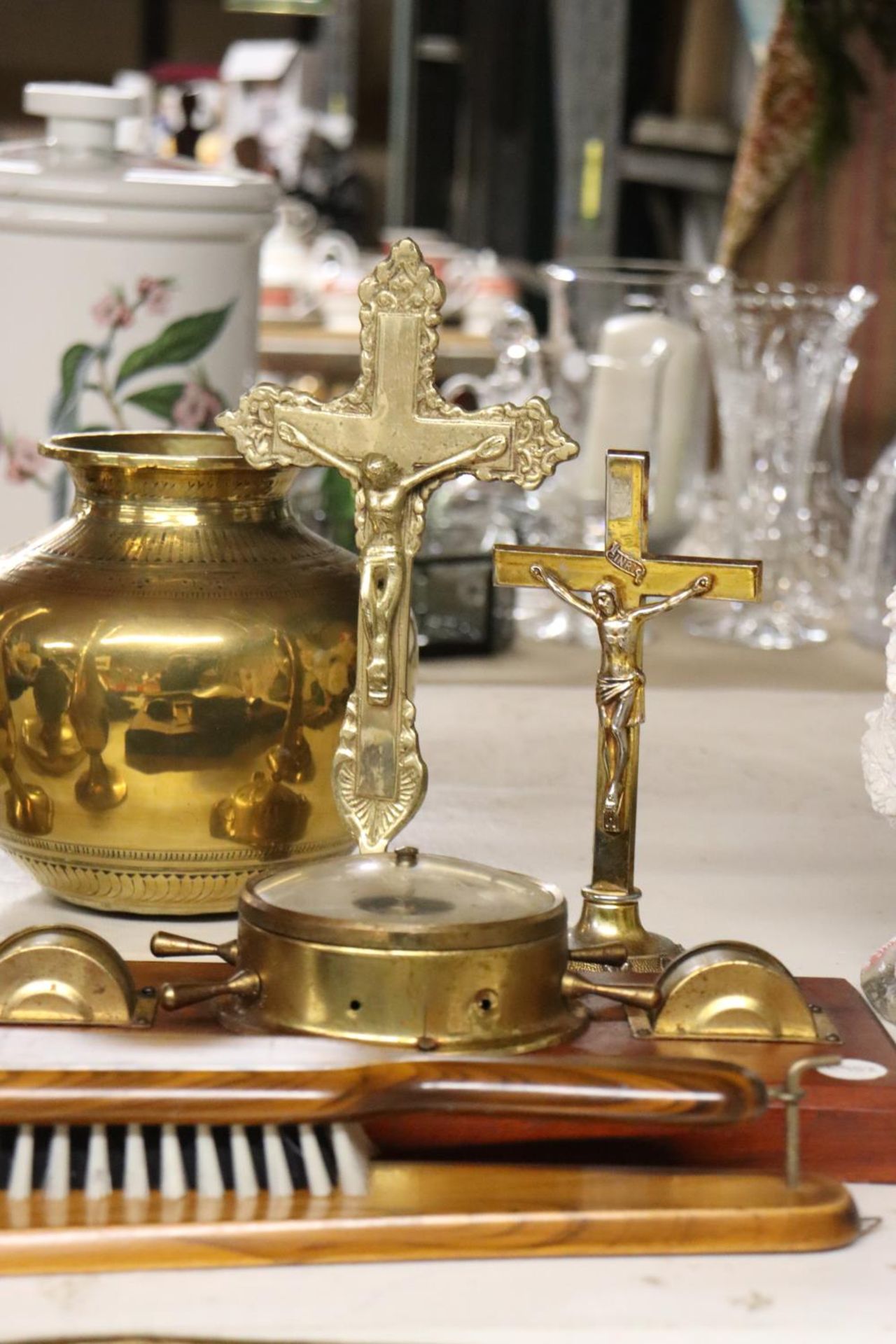 A QUANTITY OF VINTAGE BRASSWARE TO INCLUDE A BAROMETER, JESUS ON THE CROSS, A LARGE MATCH STRIKER, - Image 3 of 5