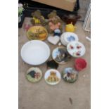 AN ASORTMENT OF VARIOUS ITEMS TO INCLUDE BOWLS, PLATES AND BEAR FIGURES ETC