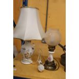 TWO TABLE LAMPS TO INCLUDE AN AYNSLEY 'COTTAGE GARDEN' WITH SHADE, HEIGHT TO TOP OF BASE 23CM,