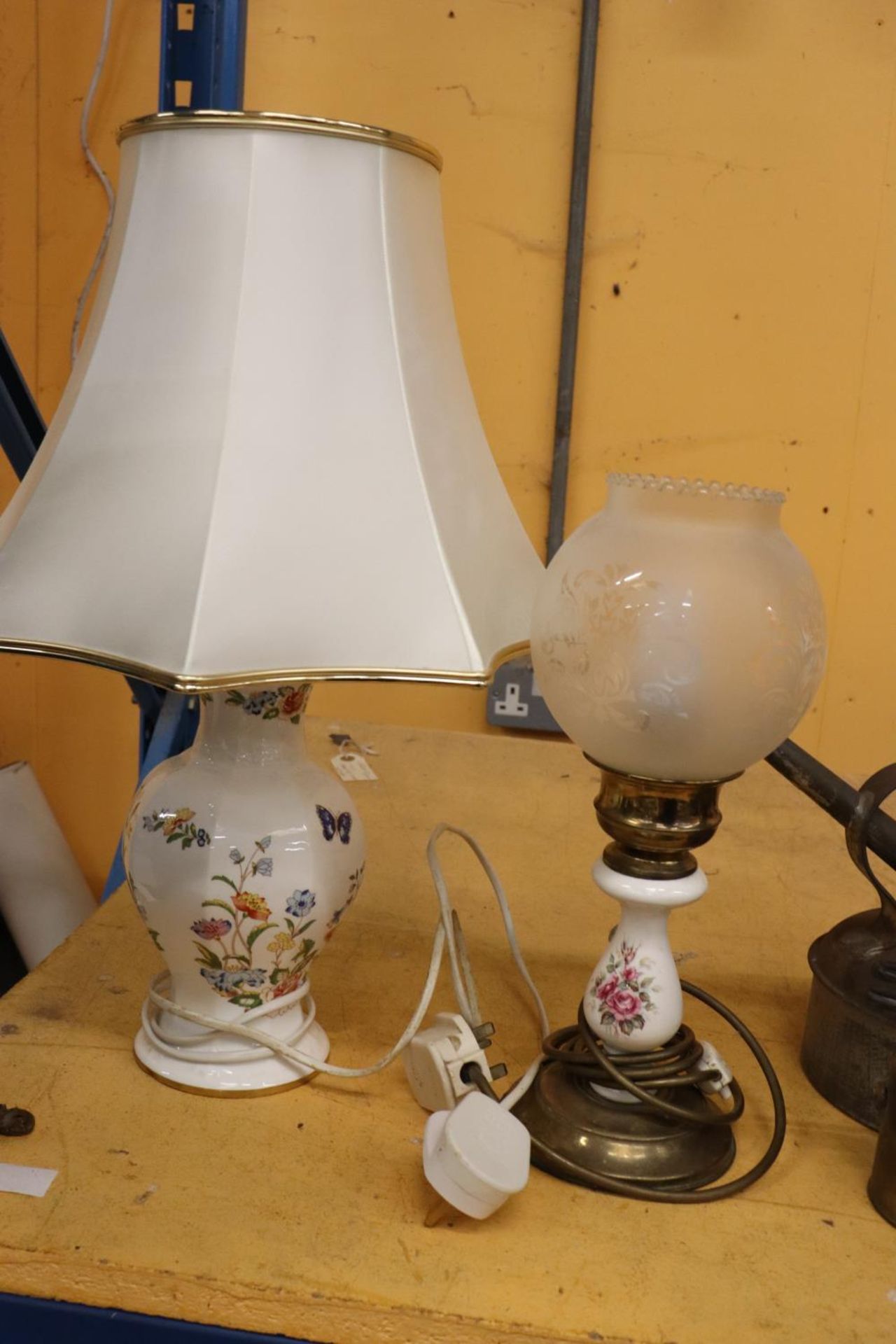 TWO TABLE LAMPS TO INCLUDE AN AYNSLEY 'COTTAGE GARDEN' WITH SHADE, HEIGHT TO TOP OF BASE 23CM,