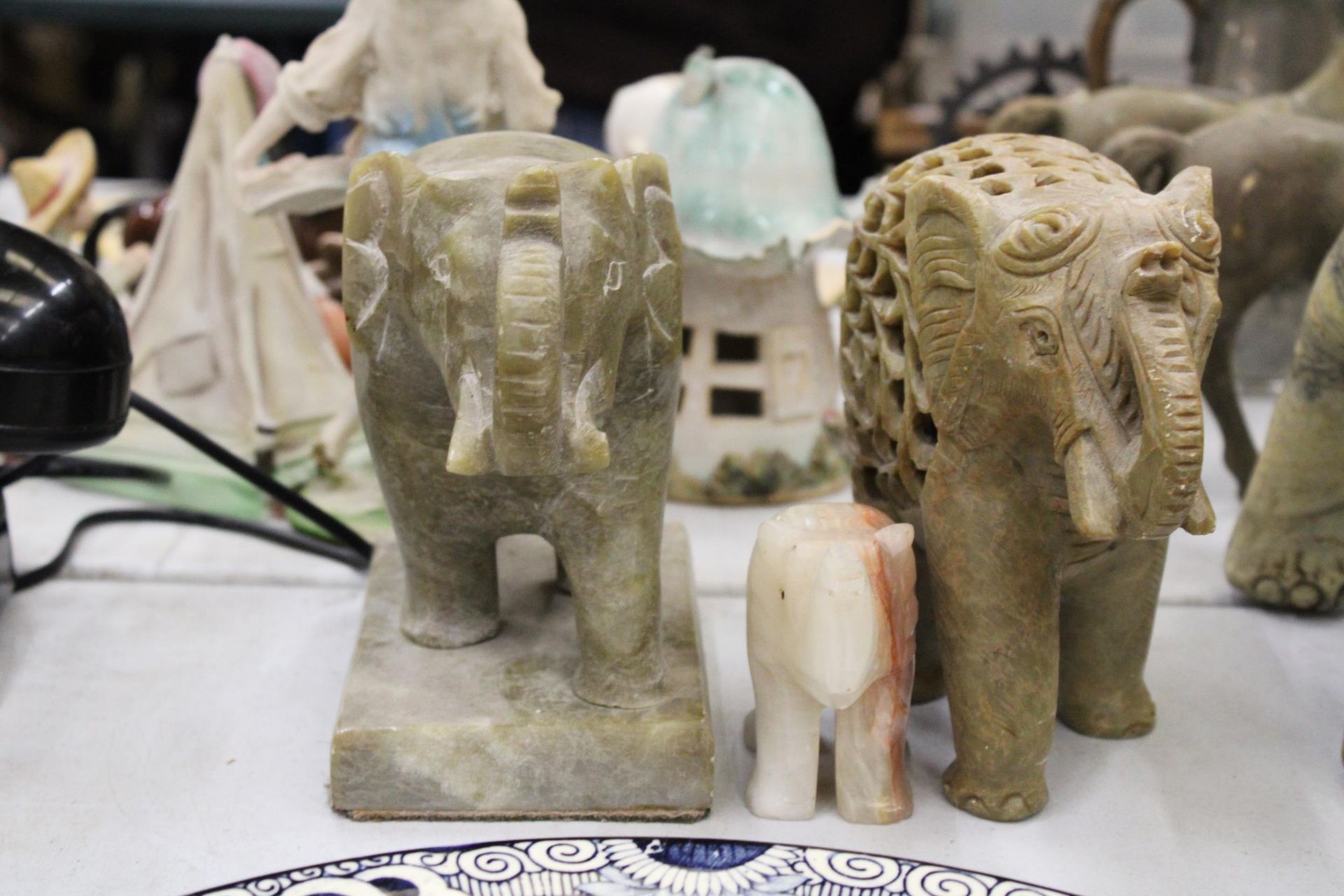 FOUR STONE ELEPHANTS OF VARYING SIZES - Image 5 of 6