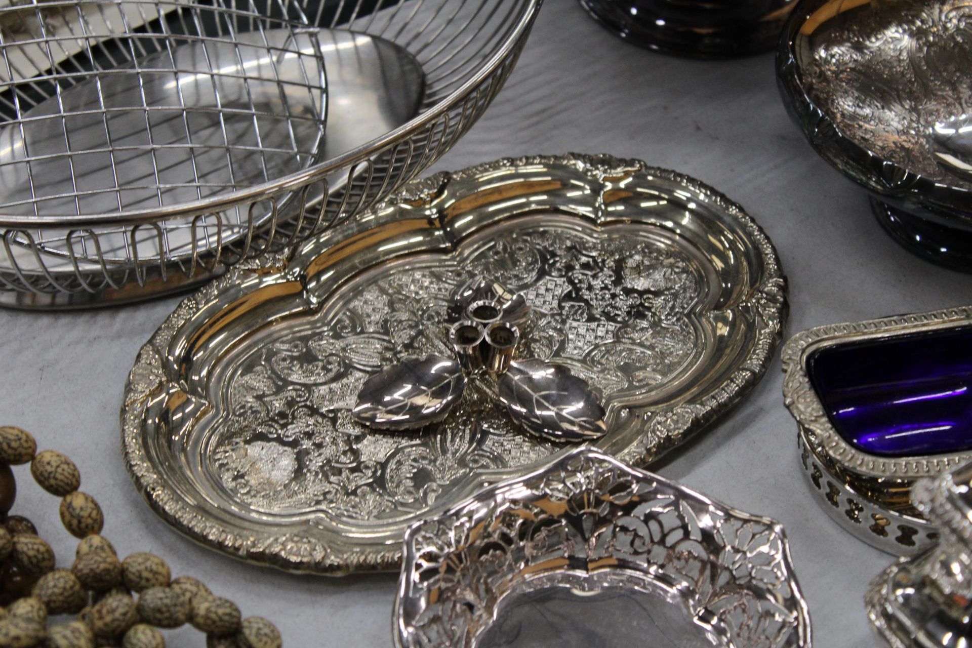 A QUANTITY OF SILVER A CRUET SET, TRAY, SALAD SERVERS, ETCPLATED ITEMS TO INCLUDE BOWLS, - Image 3 of 5