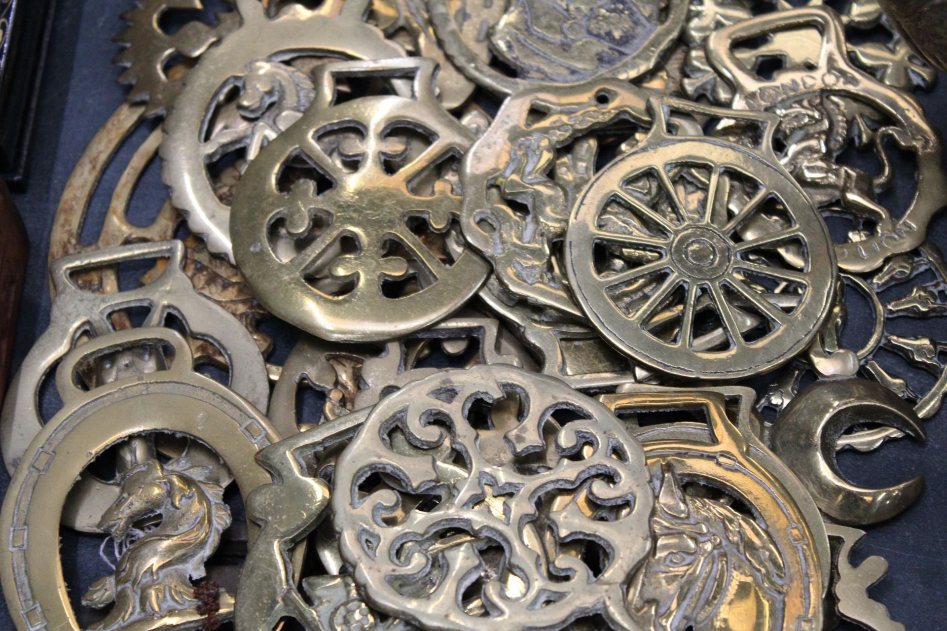 A LARGE COLLECTIONOF HORSE BRASSES - Image 3 of 5
