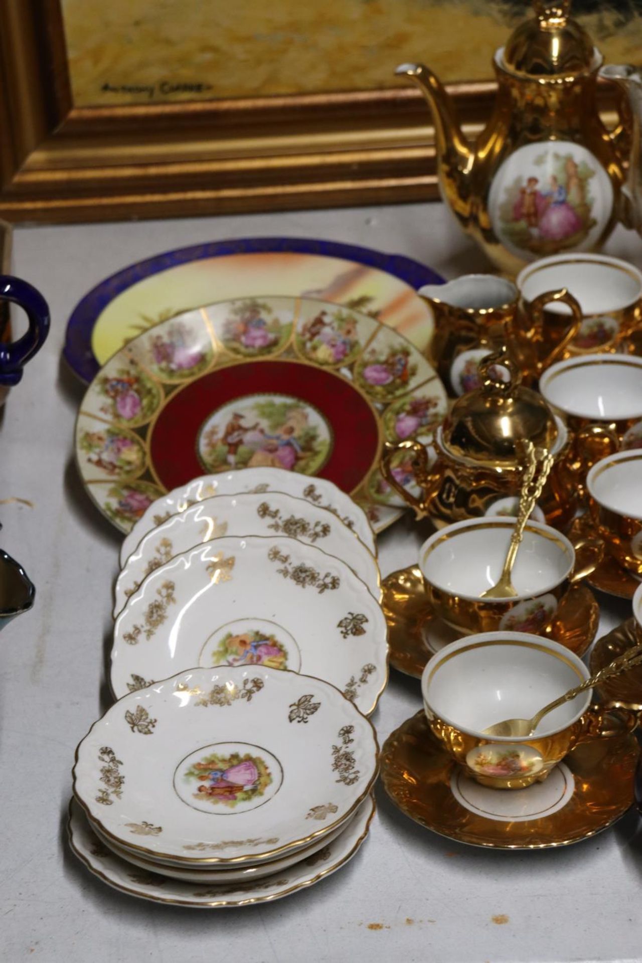 A QUANTITY OF VINTAGE TEAWARE TO INCLUDE GERMAN GILT WITH A CLASSICAL DESIGN, COFFEE POTS, SUGAR - Image 4 of 6