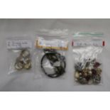 A QUANTITY OF COSTUME JEWELLERY TO INCLUDE RINGS, BRACELETS AND PENDANTS