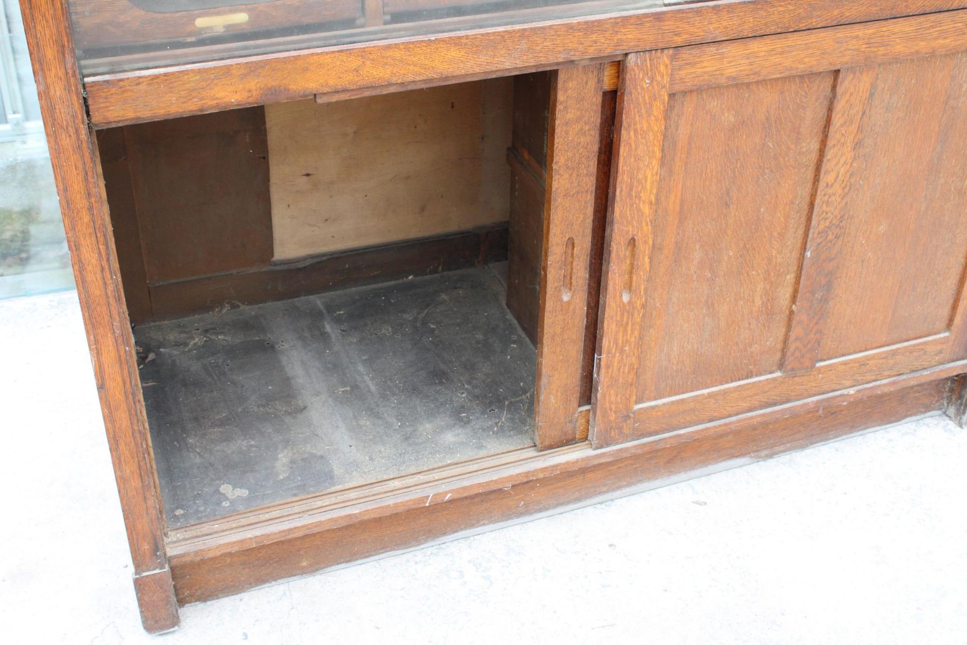 AN EARLY 20TH CENTURY OAK HABERDASHERY CABINET ENCLOSING 16 SLIDES, 4 SLIDING DOORS, 2 BEING GLASS - Bild 7 aus 9