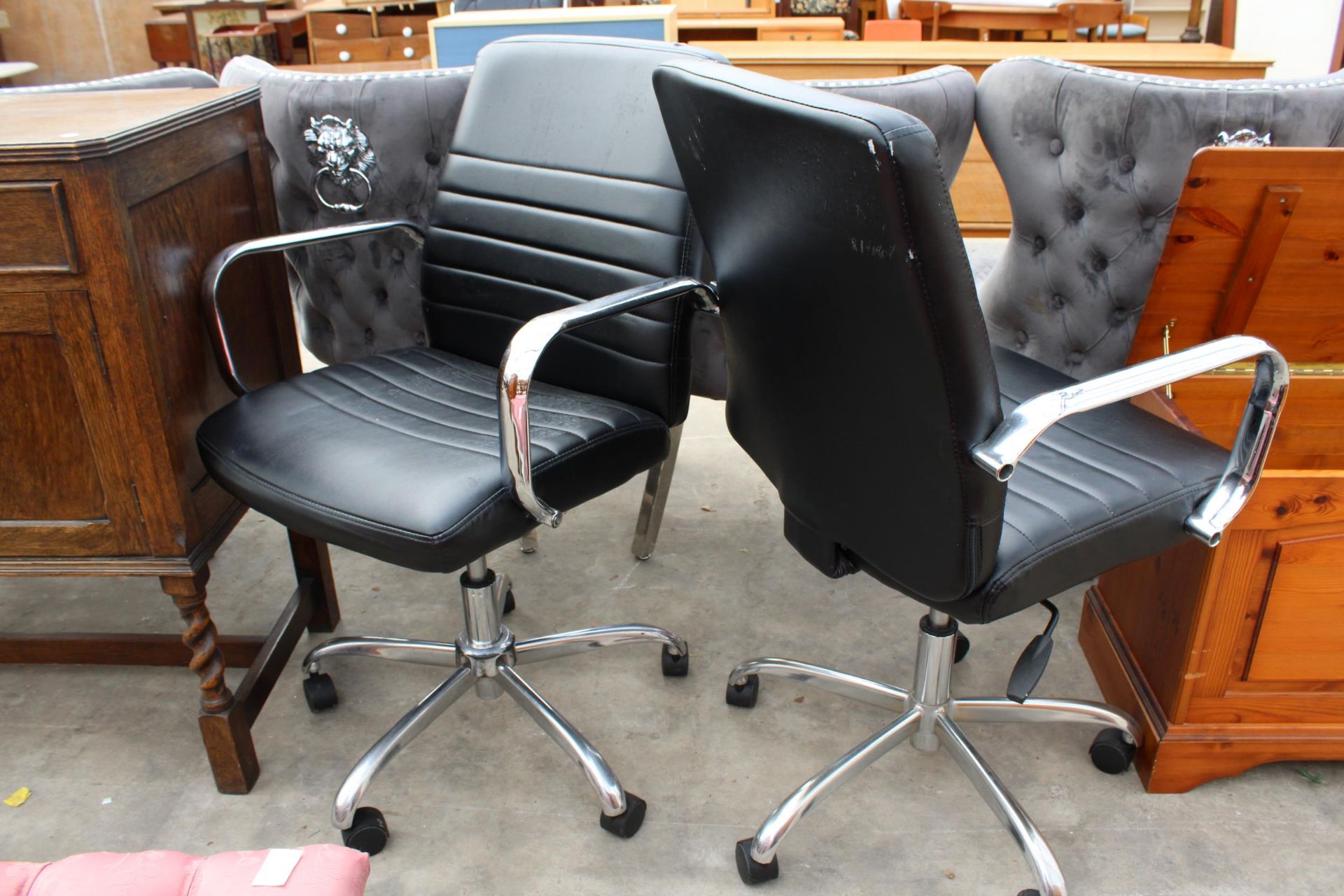 A PAIR OF COSTCO SWIVEL DESK CHAIRS WITH POLISHED CHROME ARMS AND BASES - Bild 2 aus 3