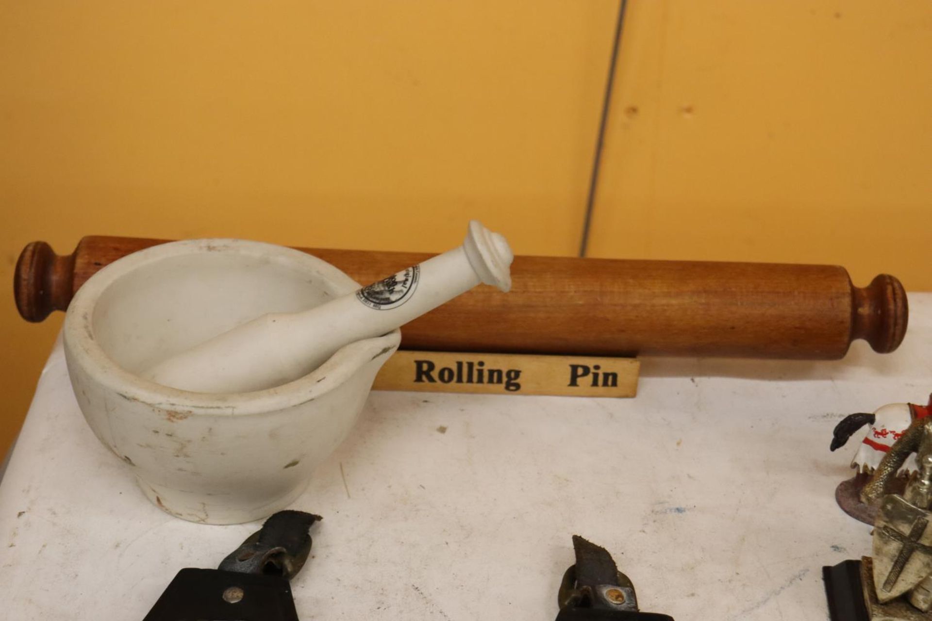 A MASON CASH CERAMIC PESTLE AND MORTAR AND A 'GOURMET' ROLLING PIN AND STAND