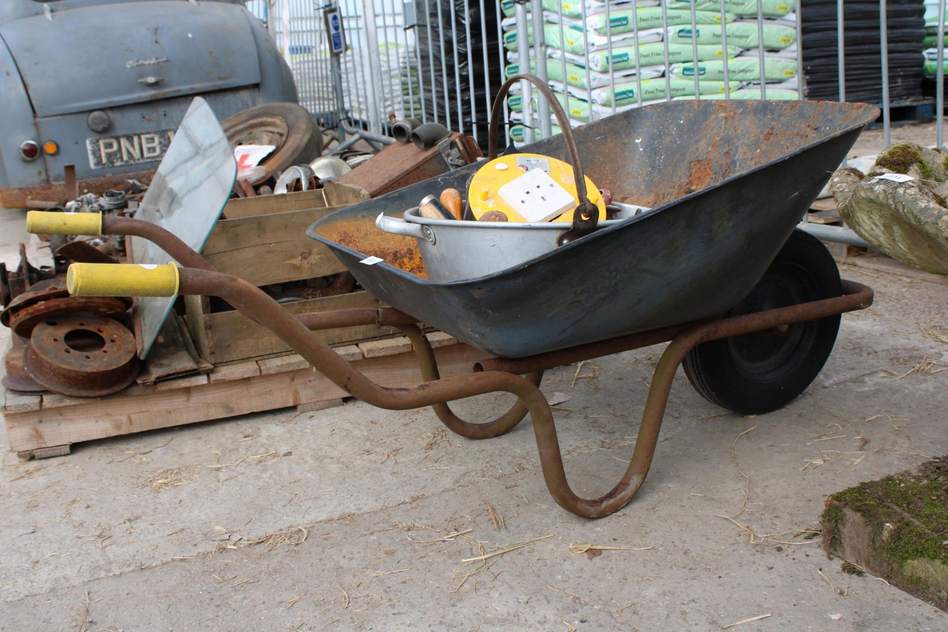 AN ASSORTMENT OF ITEMS TO INCLUDE A WHEEL BARROW, A JAM PAN AND HAND TOOLS ETC - Image 2 of 4