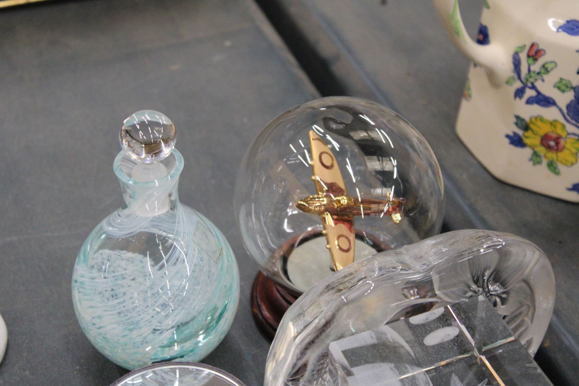 A QUANTITY OF GLASSWARE TO INCLUDE SIGNED PAPERWEIGHTS, SCENT BOTTLES, ETC - Image 6 of 7