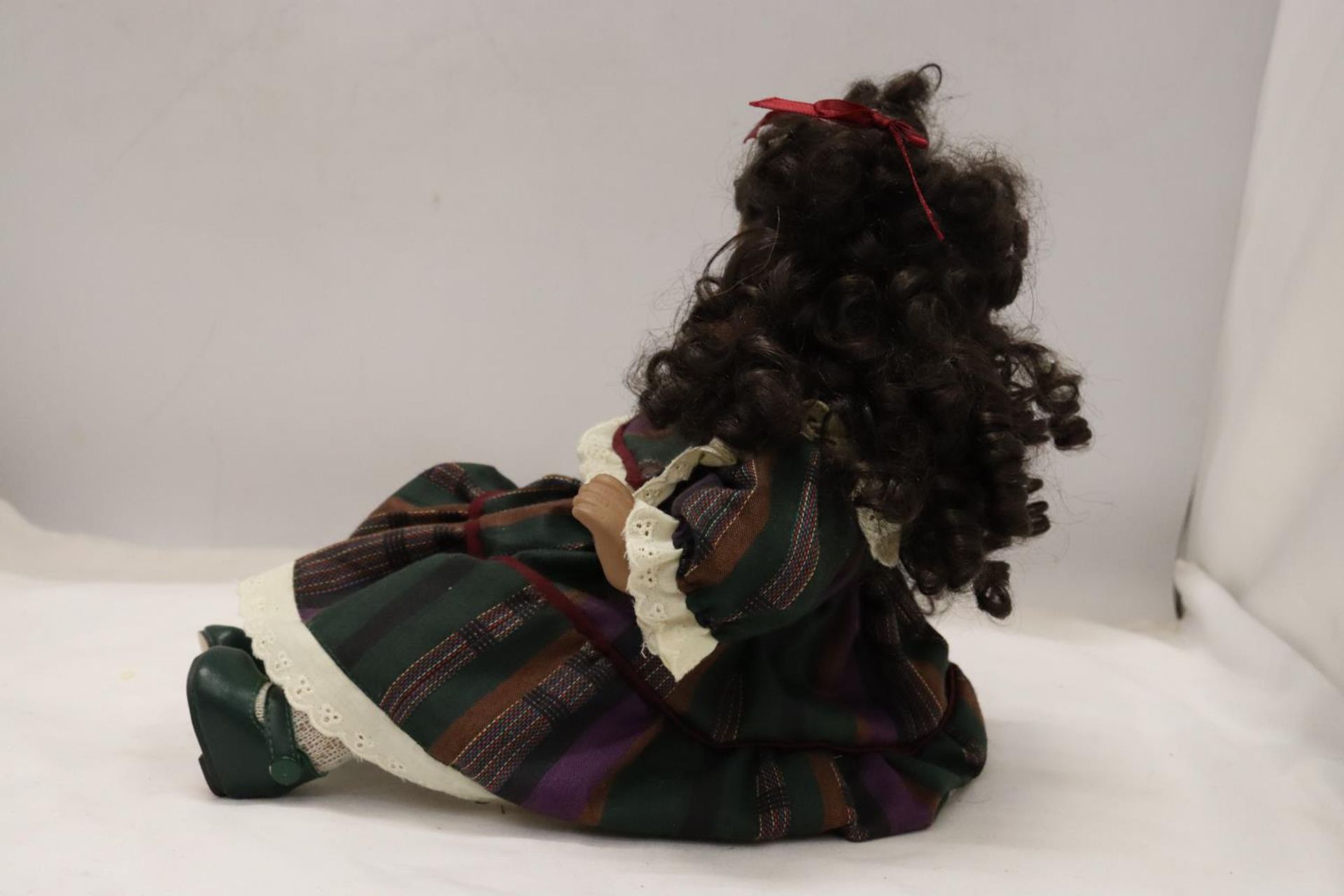 A VINTAGE CHINA DOLL IN SEATED POSE - Image 3 of 5